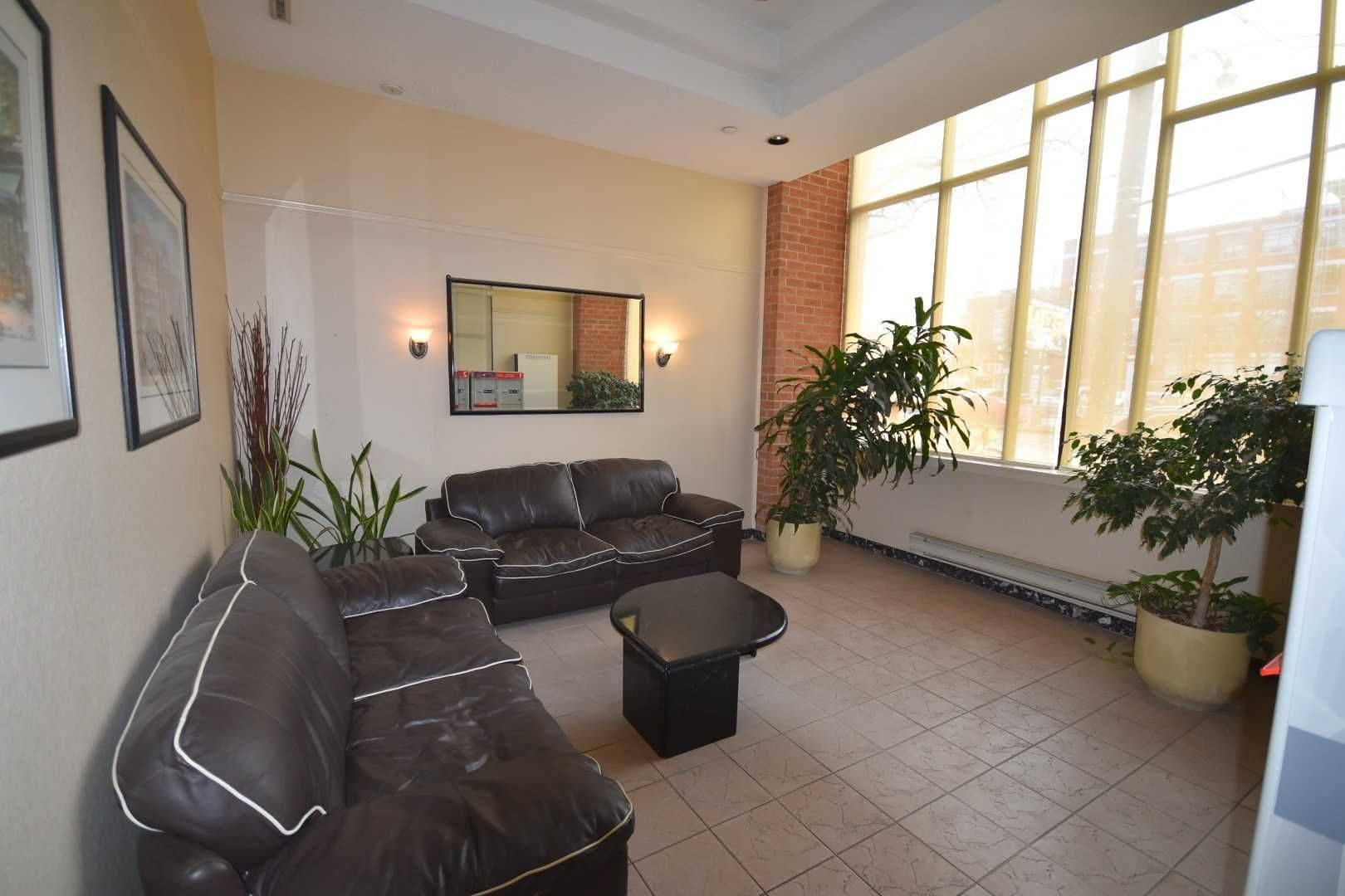 Toronto C01, ON M6G 4A3,456 College ST #206