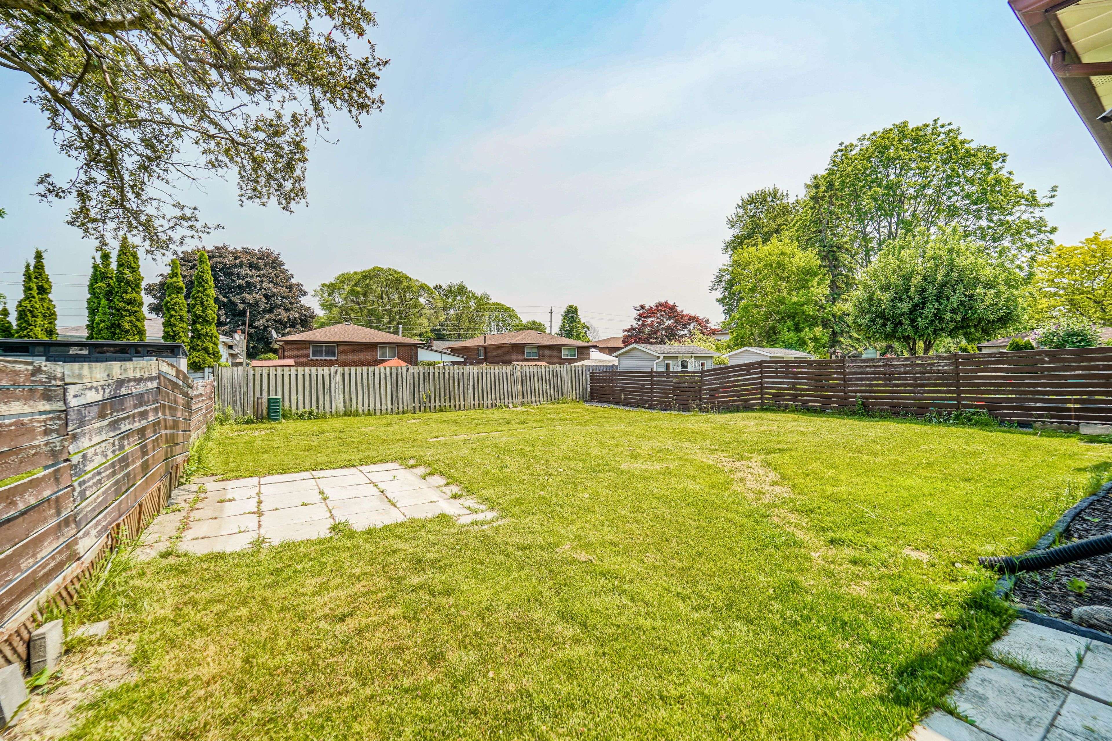 Oshawa, ON L1H 6J1,171 Guelph ST #Main