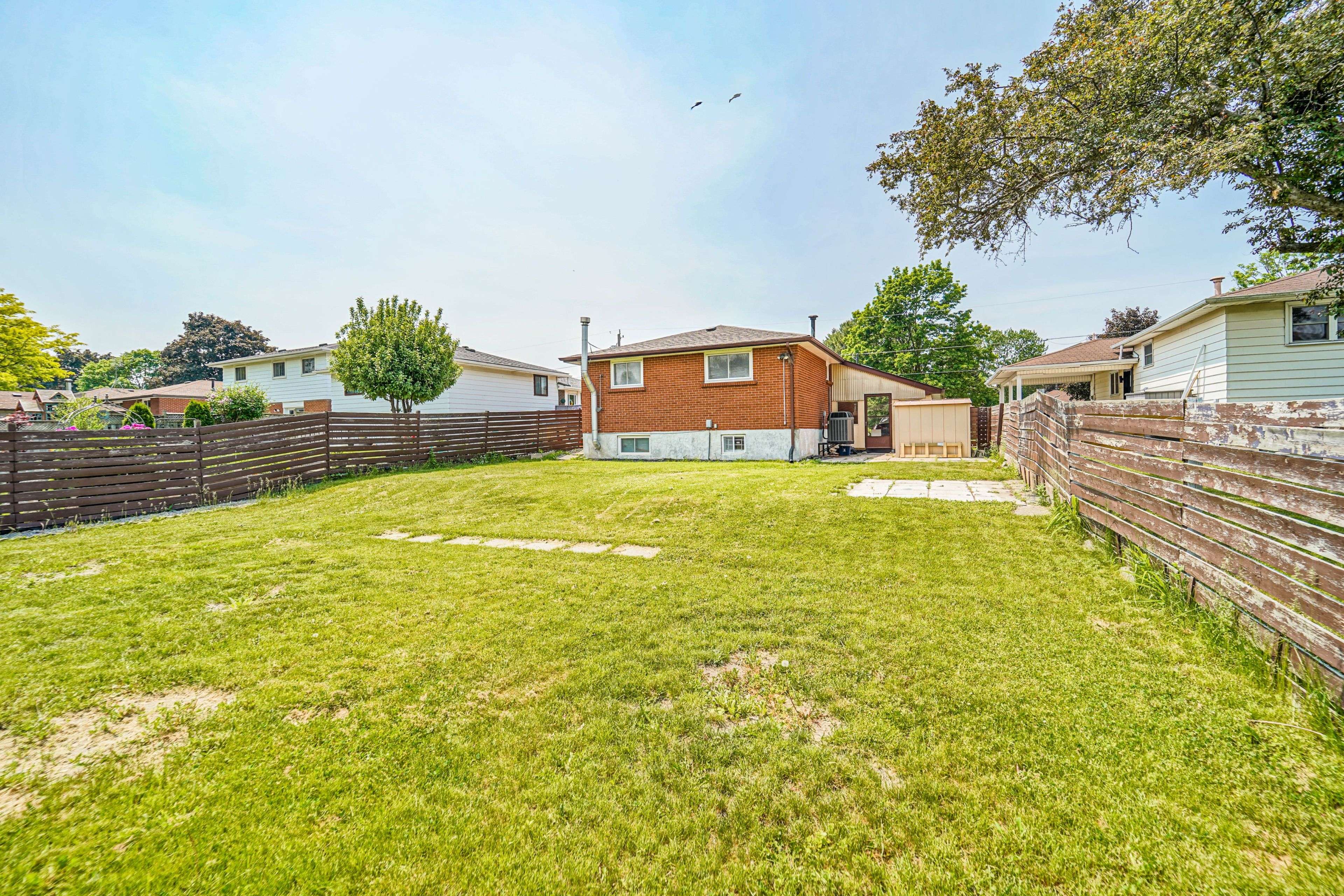 Oshawa, ON L1H 6J1,171 Guelph ST #Main