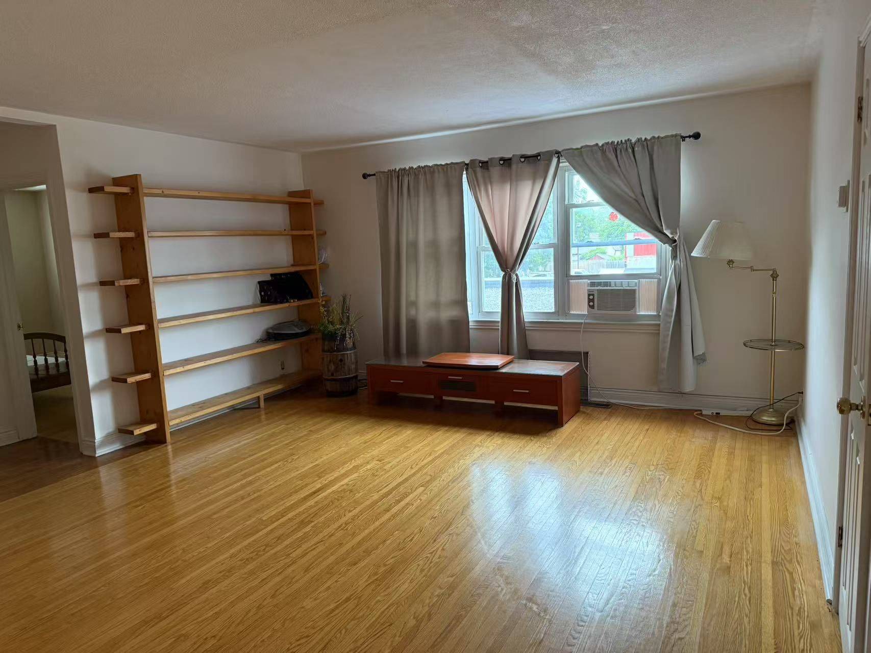 Oshawa, ON M3H 1S9,364 WILSON RD S #SECOND FLOOR
