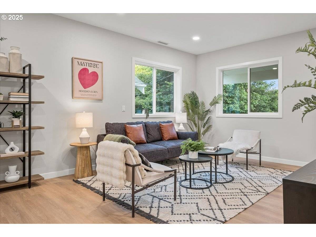 Portland, OR 97202,915 SE MALDEN ST