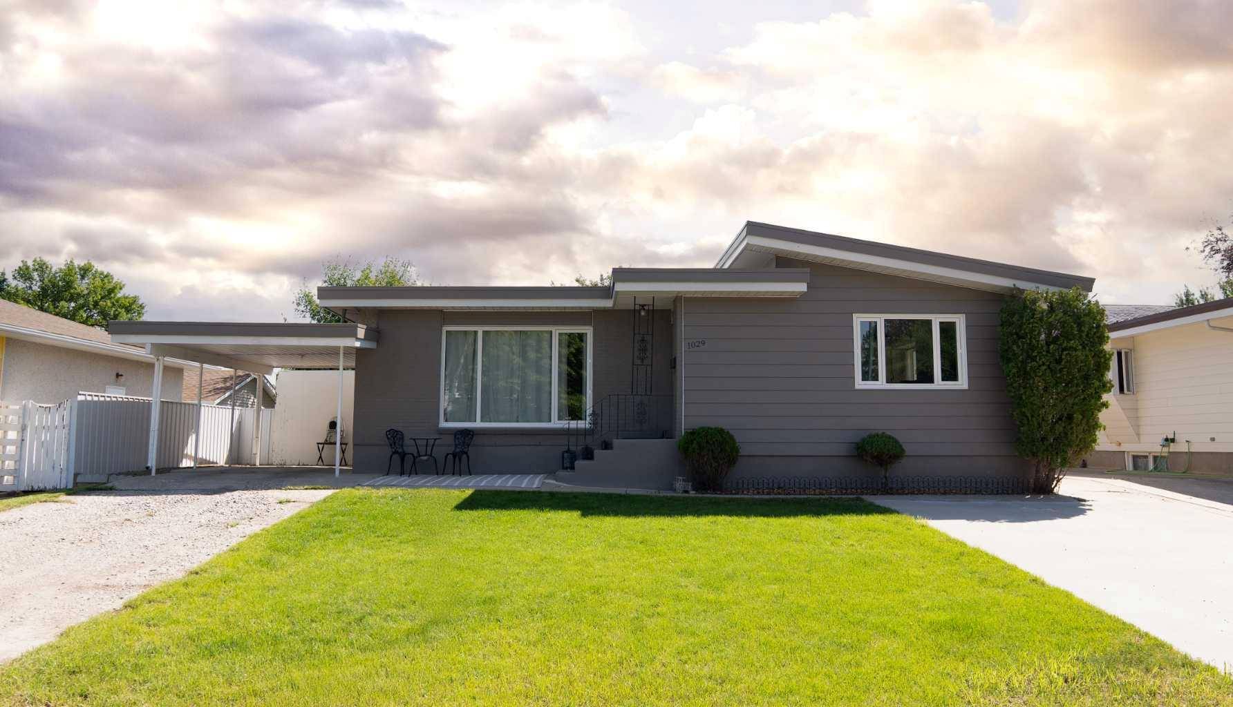 1029 25 ST South, Lethbridge, AB T1K 2M8
