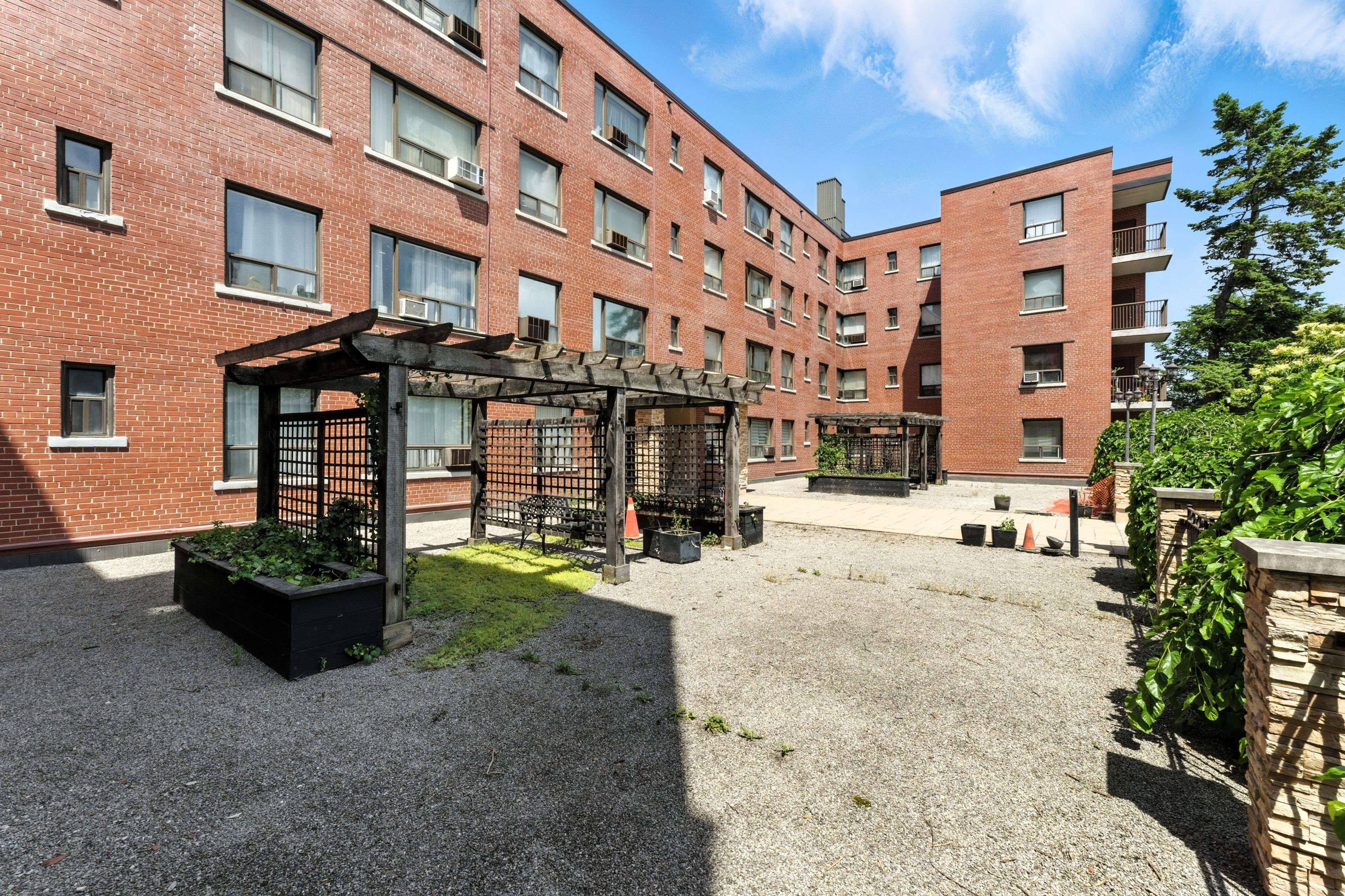 Toronto C04, ON M6B 2Z2,2550 Bathurst ST #203