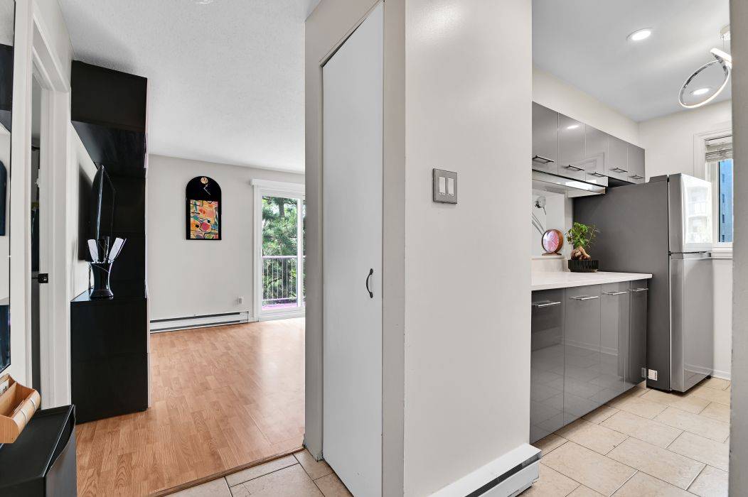 Manor Park - Cardinal Glen And Area, ON K1K 4M1,250 Brittany DR #409
