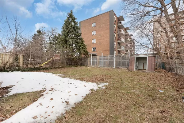Hamilton, ON L8V 2L5,37 Lilacside DR #2
