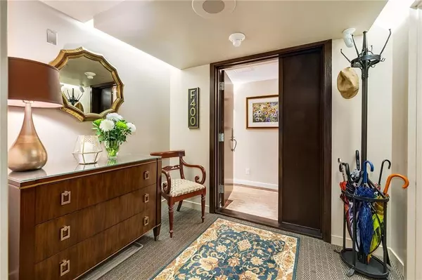 Calgary, AB T2P 3R8,500 Eau Claire AVE SW #400F