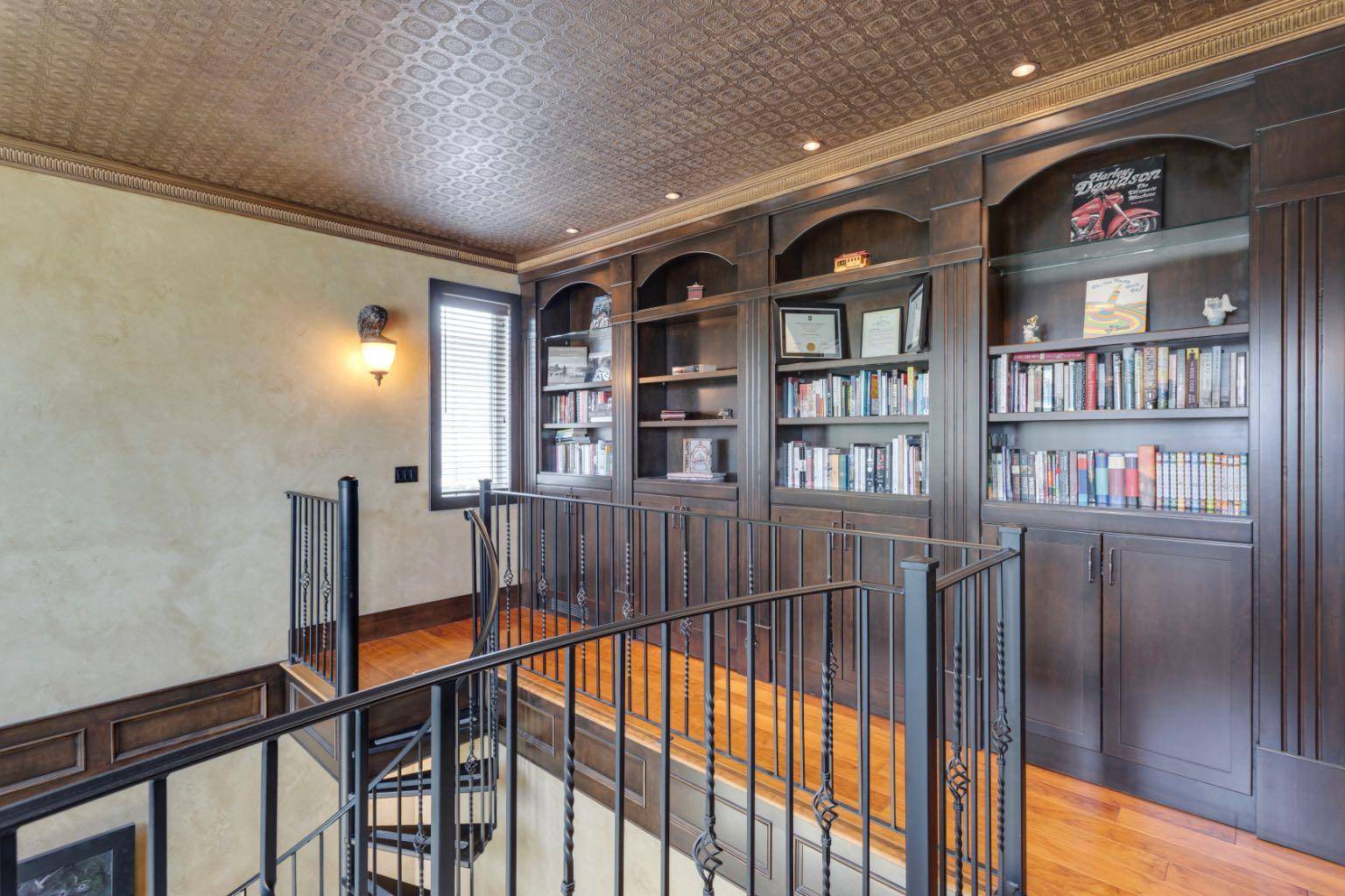 Calgary, AB T2M 1Y2,915 24 AVE NW