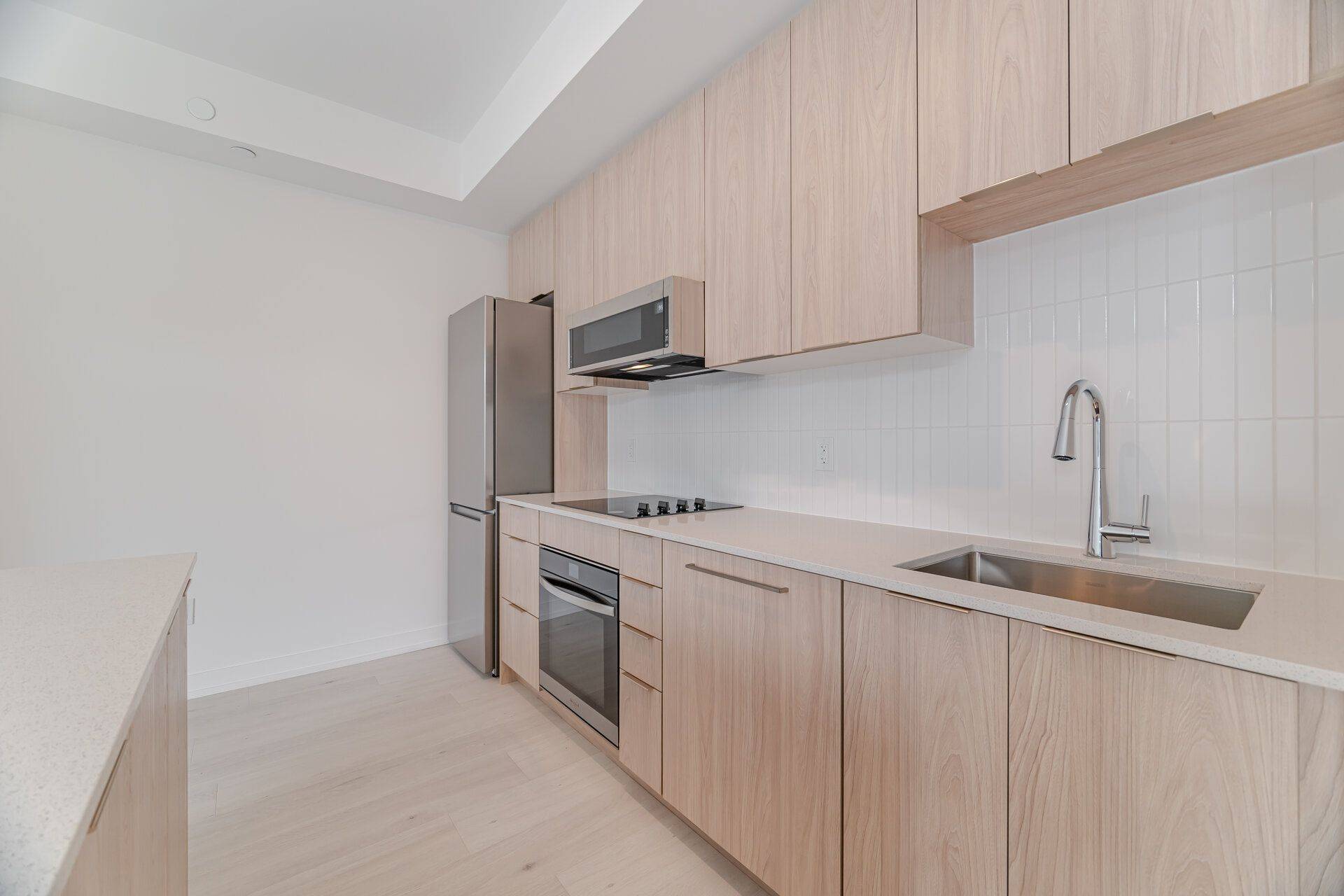 Oakville, ON L6M 5N2,2501 Saw Whet BLVD #541