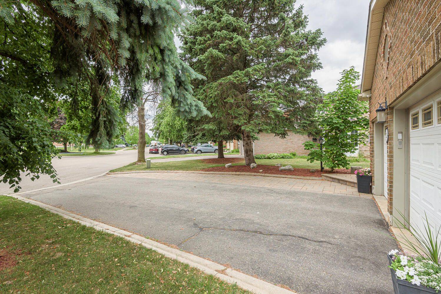 Brampton, ON L6Z 3C3,12 Barr CRES