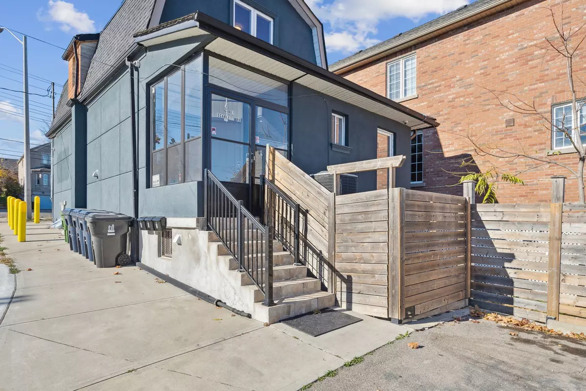 Toronto W09, ON M9P 2T3,681 Scarlett RD #Upper Level