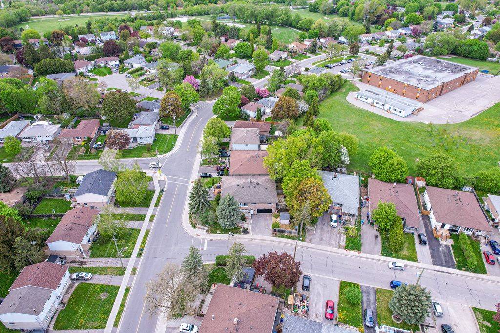 Newmarket, ON L3Y 2Z7,689 Sunnypoint DR