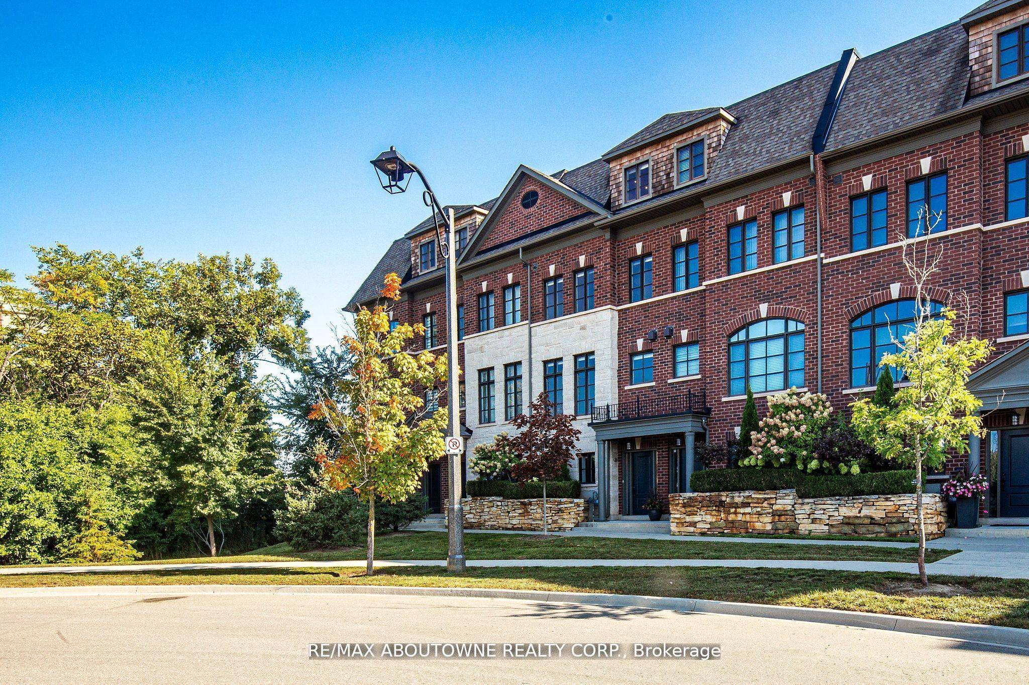 Oakville, ON L6H 7H2,2189 Lillykin ST