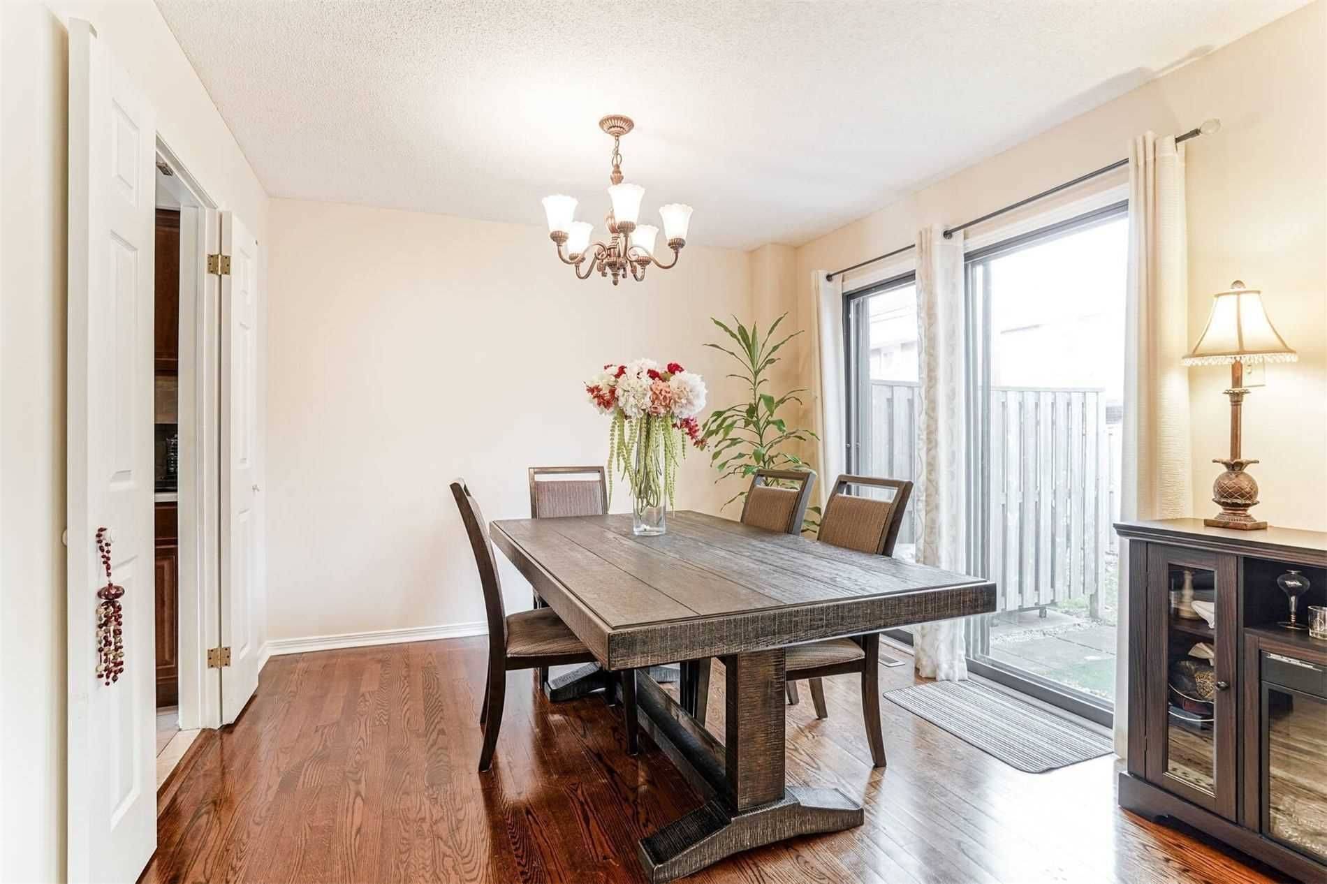 Oakville, ON L6H 5R9,2006 Glenada CRES #17
