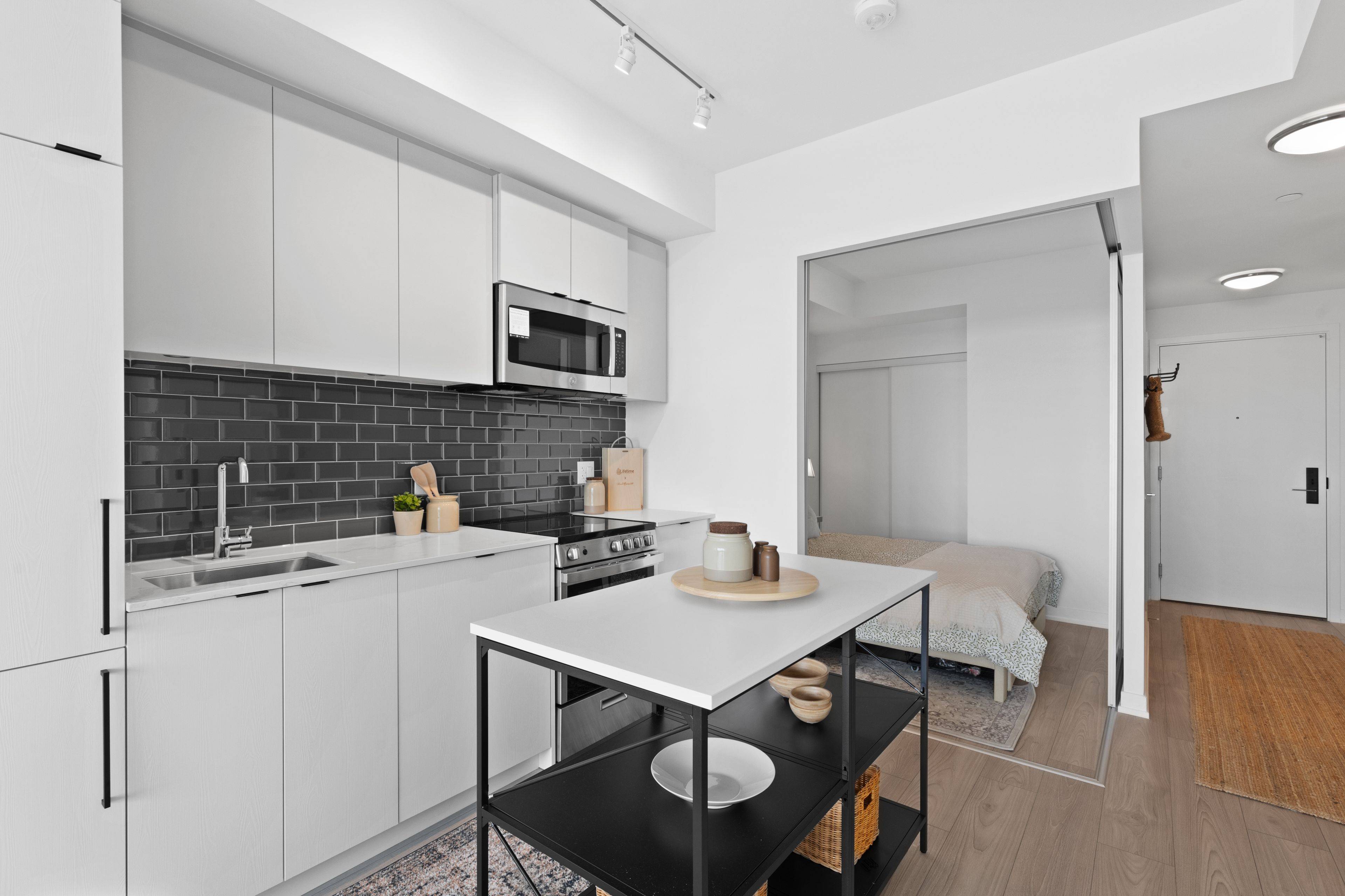 Toronto W01, ON M6K 0J2,285 Dufferin ST #1014