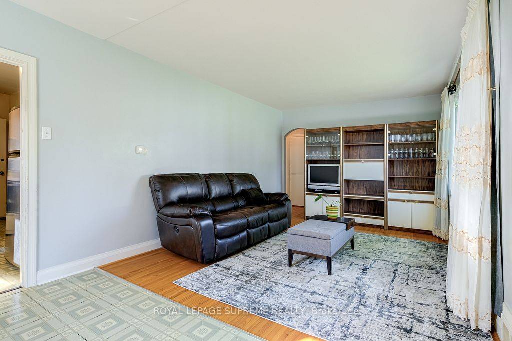 Toronto C04, ON M6A 2J7,74 Roberta DR