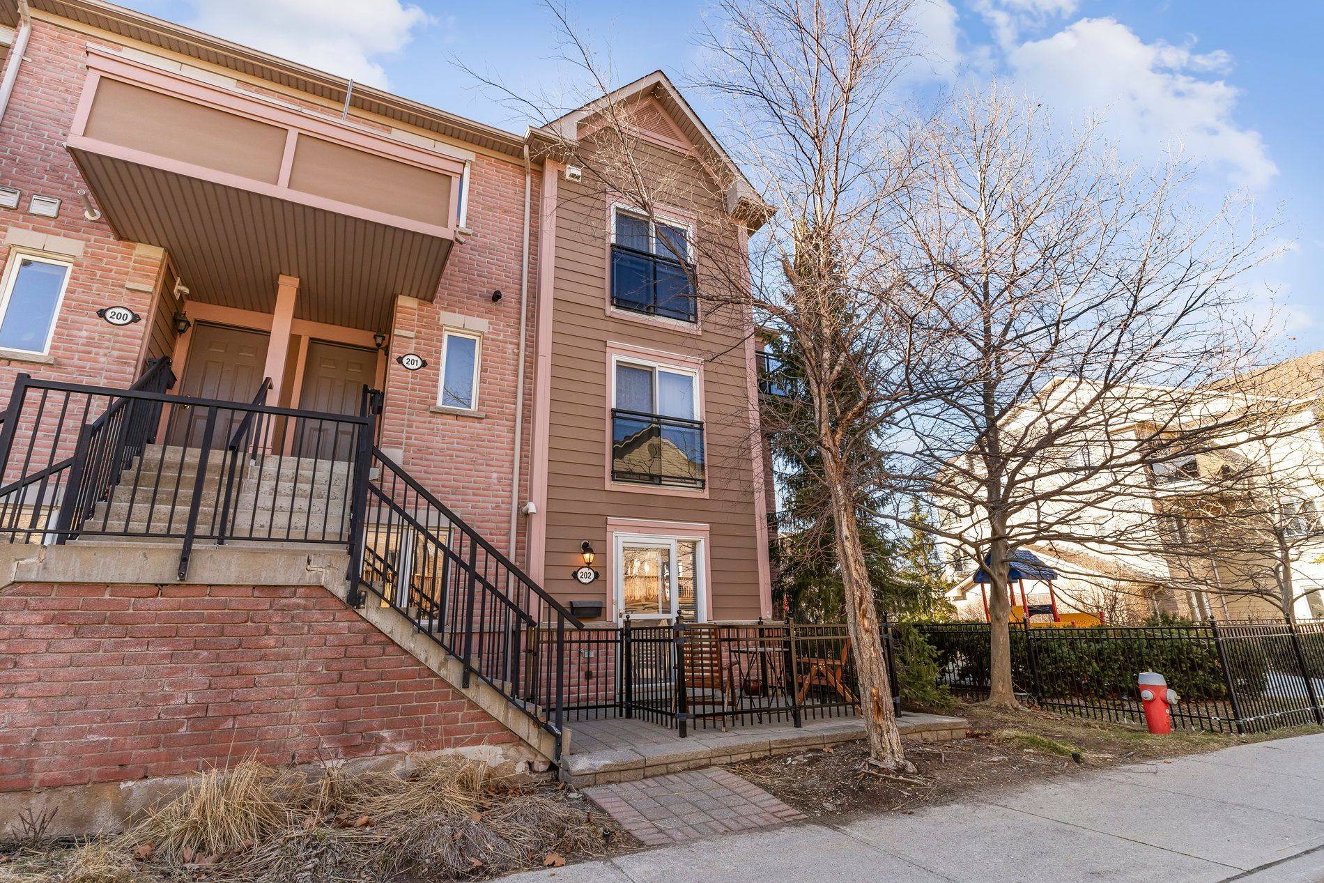 Mississauga, ON L5M 8E1,4975 Southampton DR #202