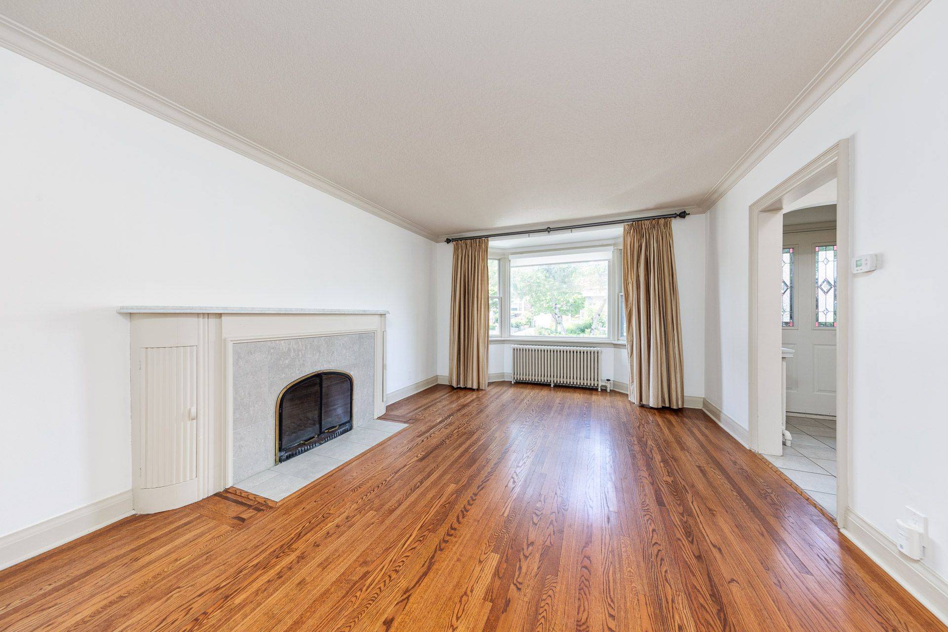 Toronto C11, ON M4G 2R3,425 Broadway AVE