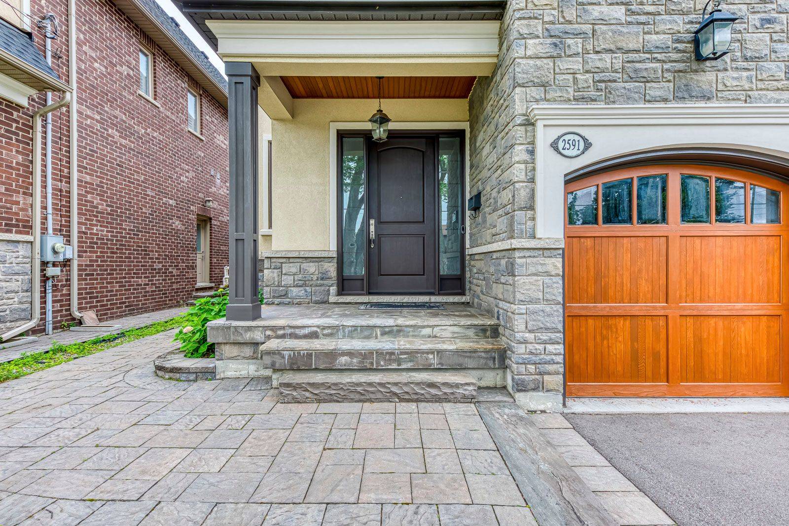Mississauga, ON L5C 1Y6,2591 Old Carriage RD