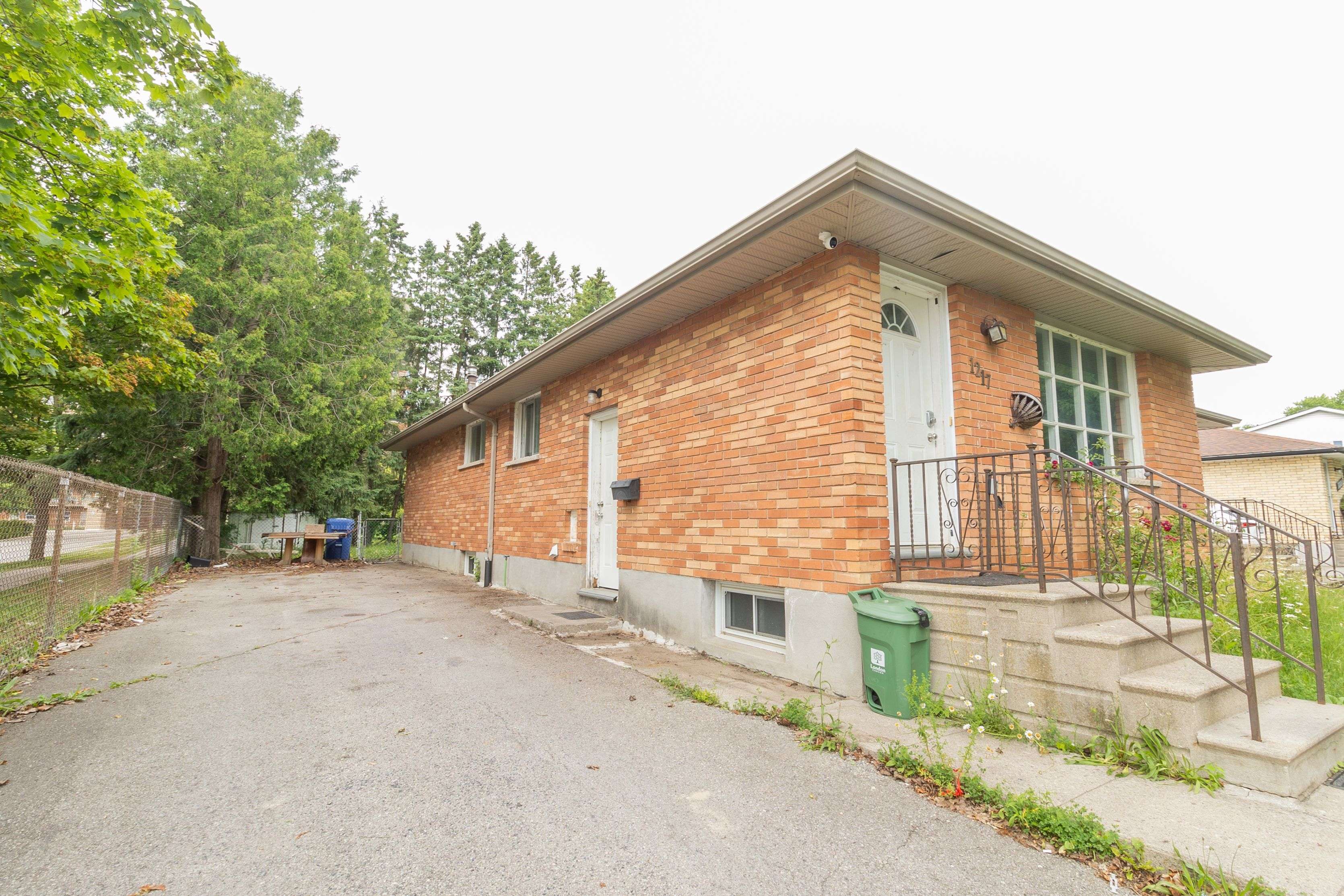 London East, ON N5Y 4E3,1217 Victoria DR #Lower