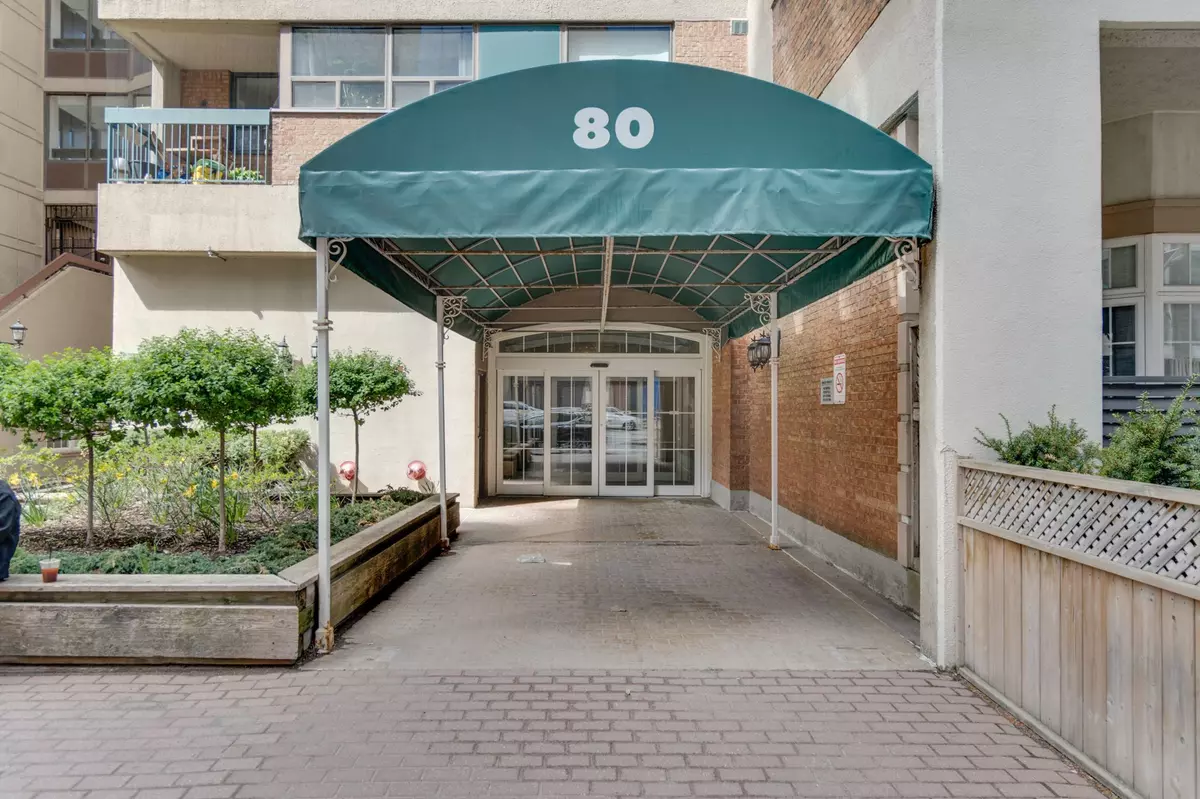 Toronto C01, ON M5T 2X6,80 Saint Patrick ST #820