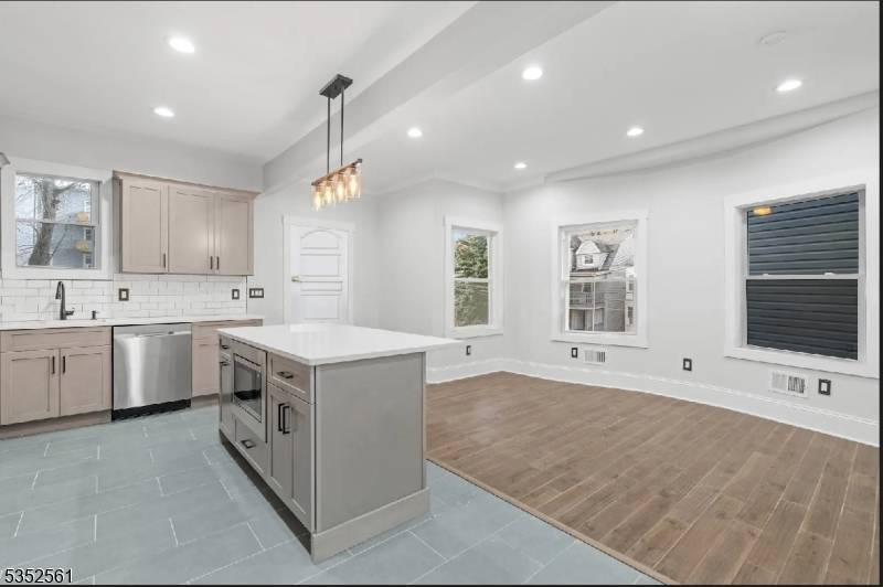 Newark City, NJ 07108,184 Seymour Ave