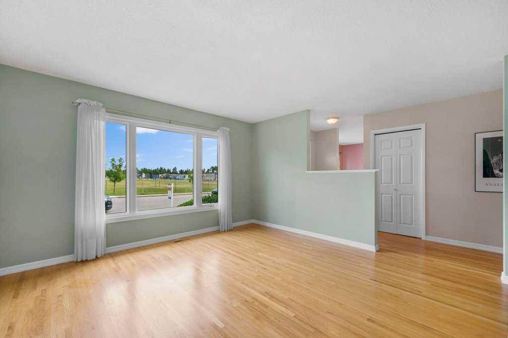 Calgary, AB T3E 4W1,85 Grafton DR Southwest