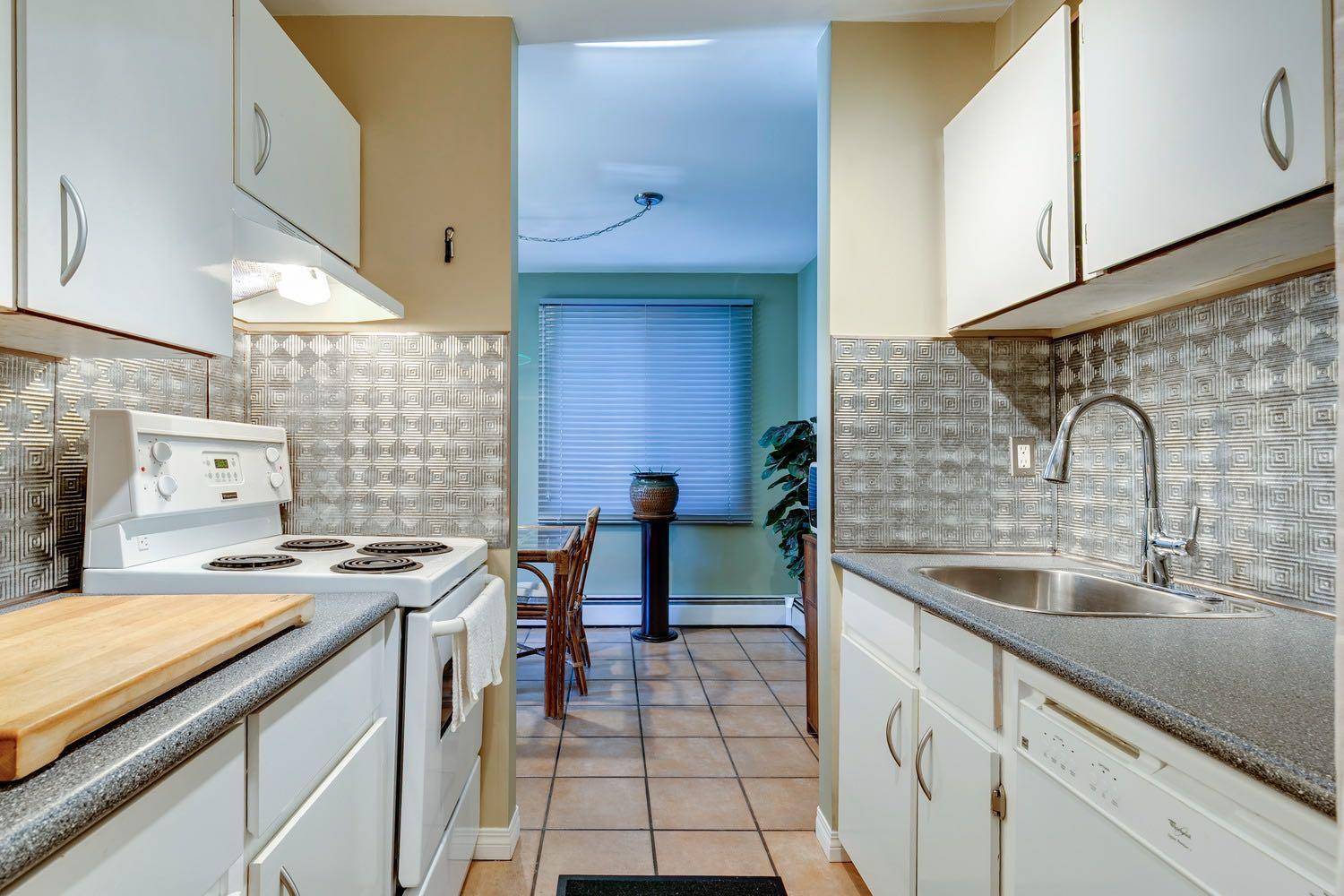 Calgary, AB T2T3x3,2414 14A ST Southwest #32