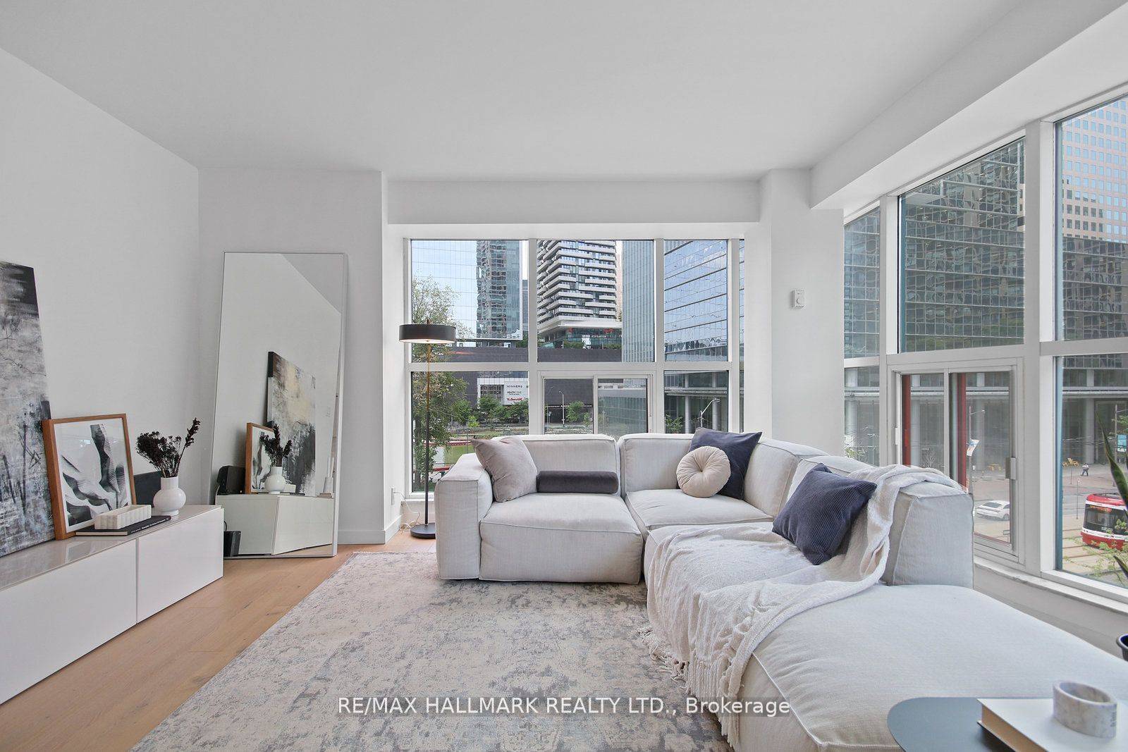 Toronto C01, ON M5J 2S2,77 Harbour SQ #502