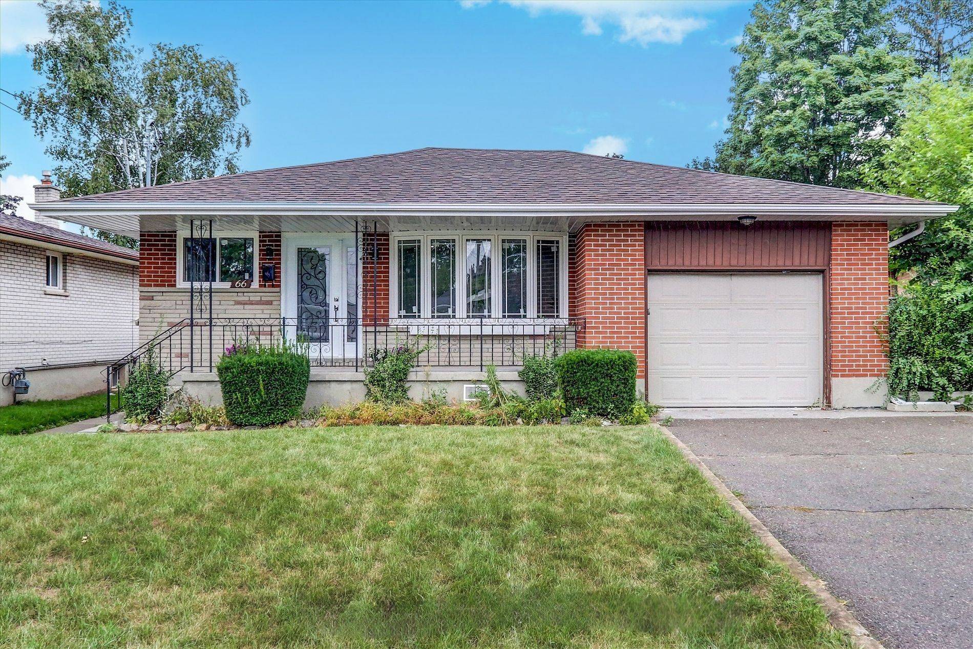 66 Valdez CT #Main, Oshawa, ON L1J 5W9