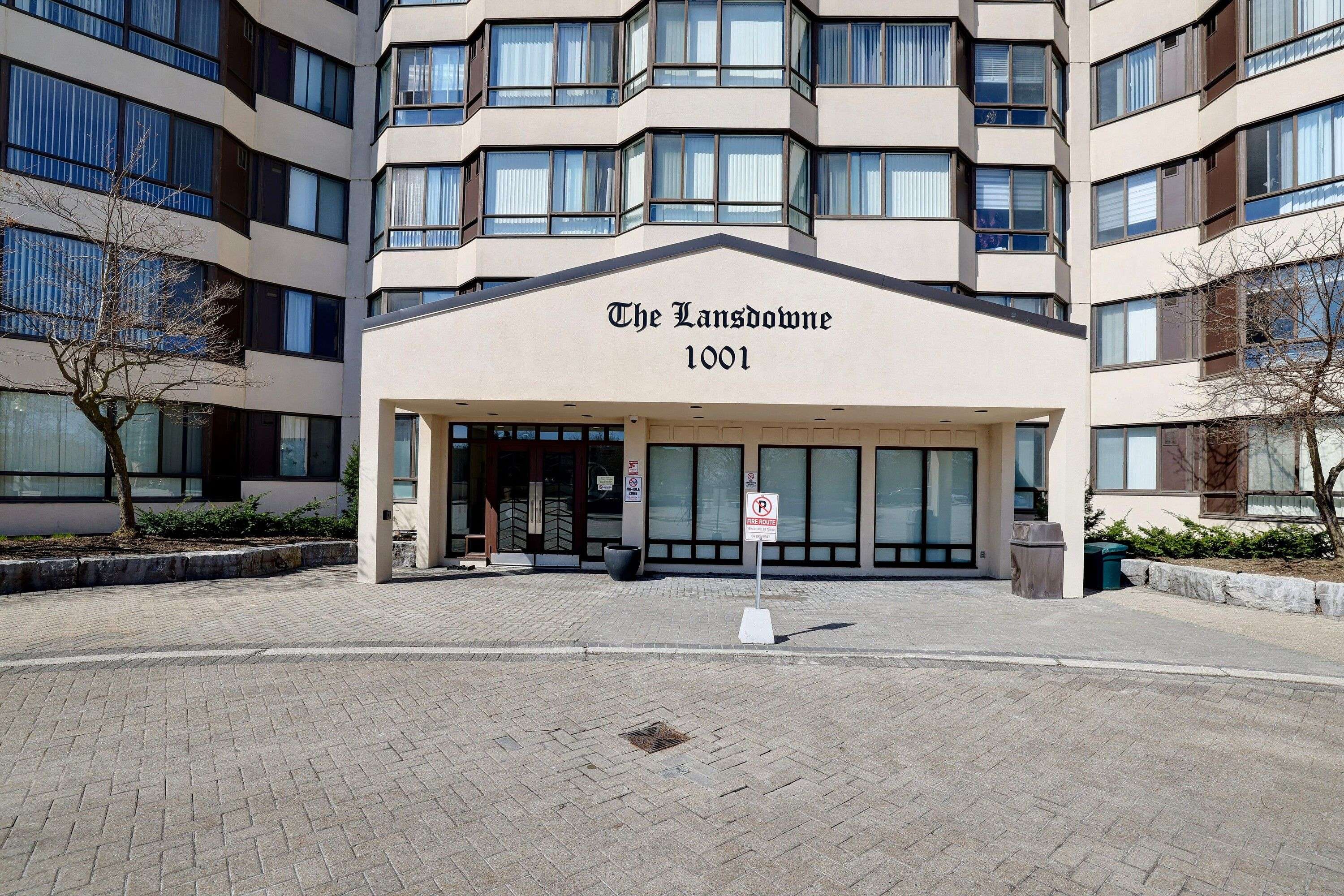 Mississauga, ON L5C 4R2,1001 Cedarglen Gate #PH04