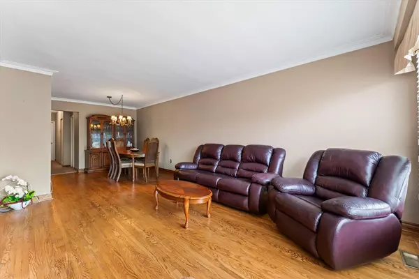 Toronto W05, ON M9M 2B8,175 Lindylou RD