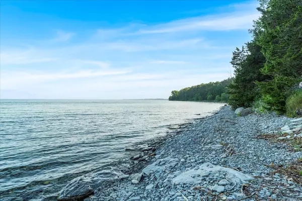 102 Dorenberg LN, Prince Edward County, ON K0K 2T0