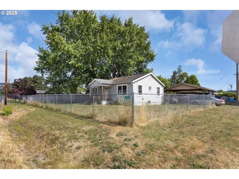 1951 AUSTIN RD, Roseburg, OR 97471