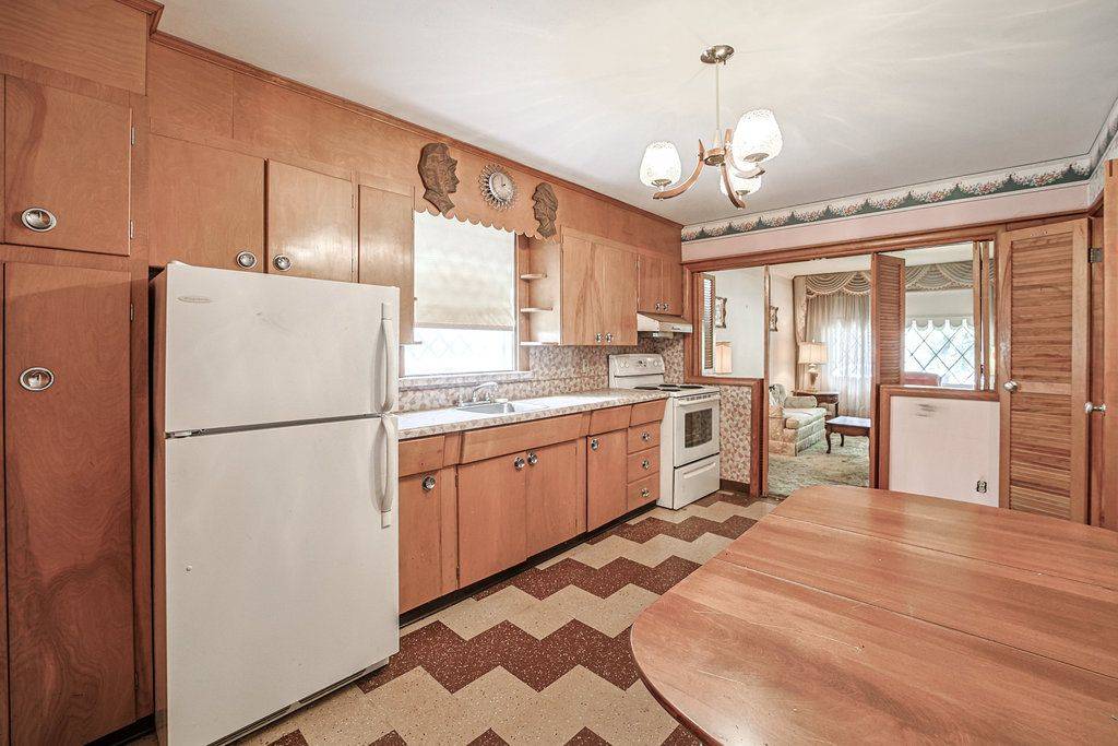 Toronto E03, ON M4J 4E5,1107 Greenwood AVE
