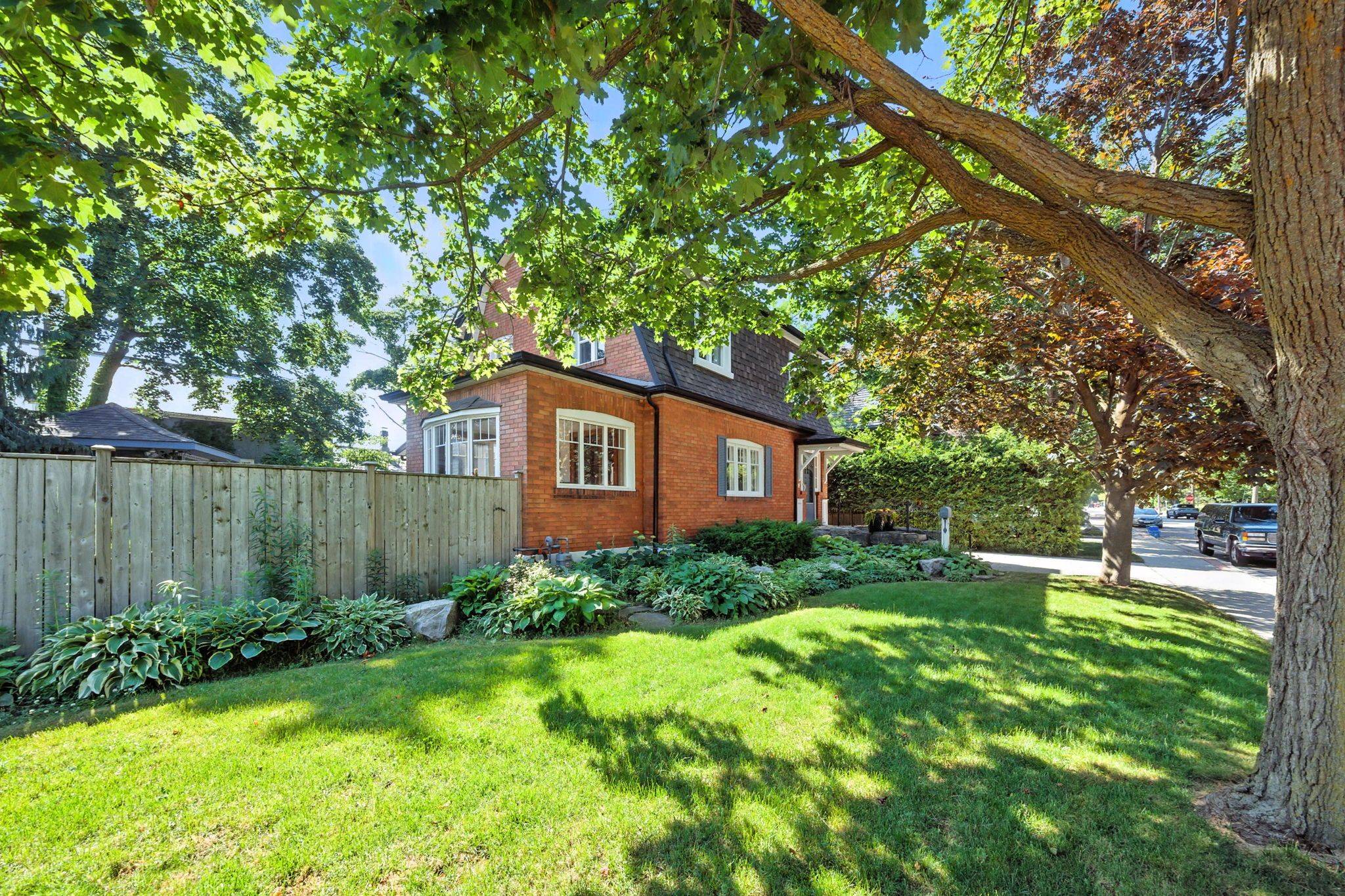 Whitby, ON L1N 4V9,318 Centre ST S