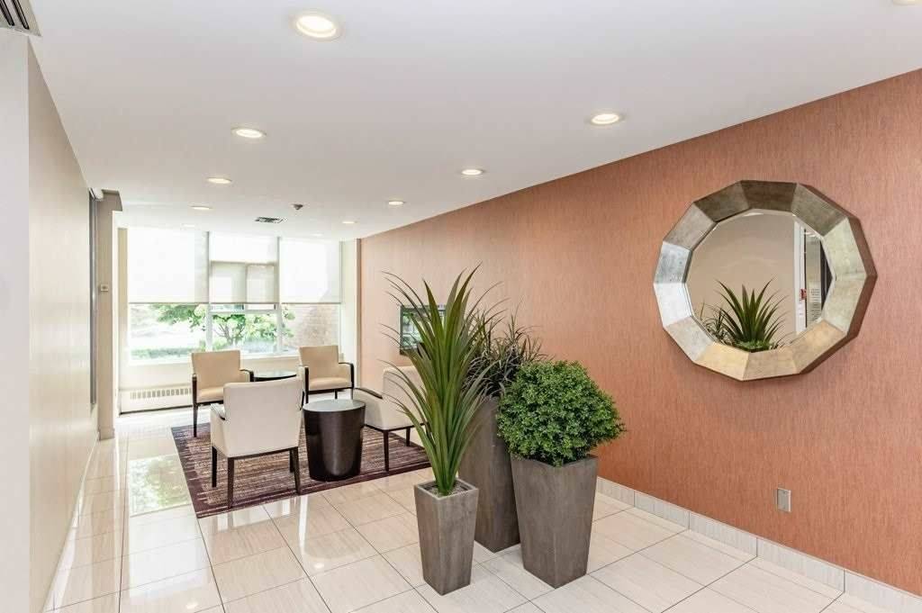Mississauga, ON L5N 2P2,2665 Windwood DR #804