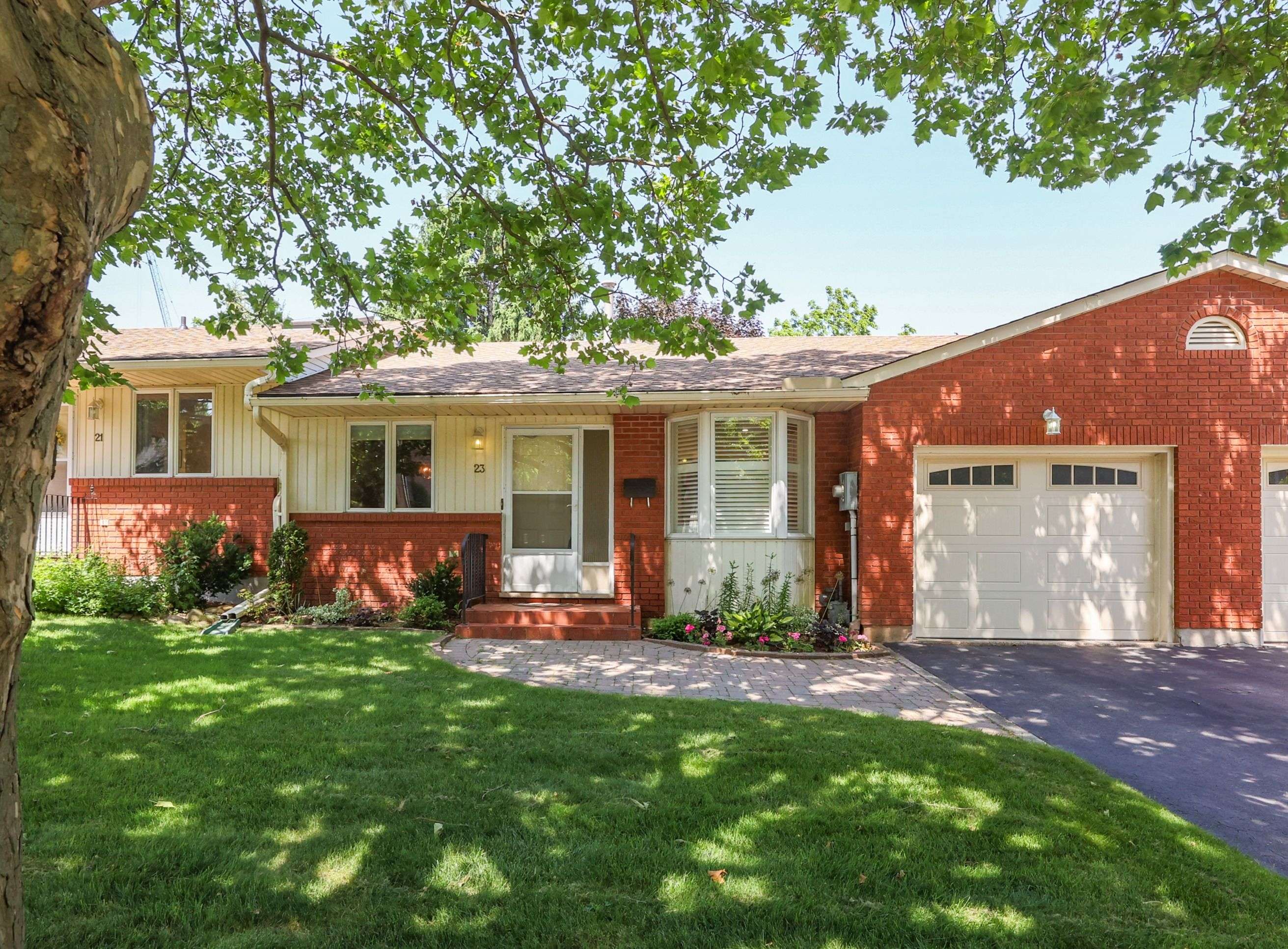 23 Robinson ST N, Grimsby, ON L3M 3C8
