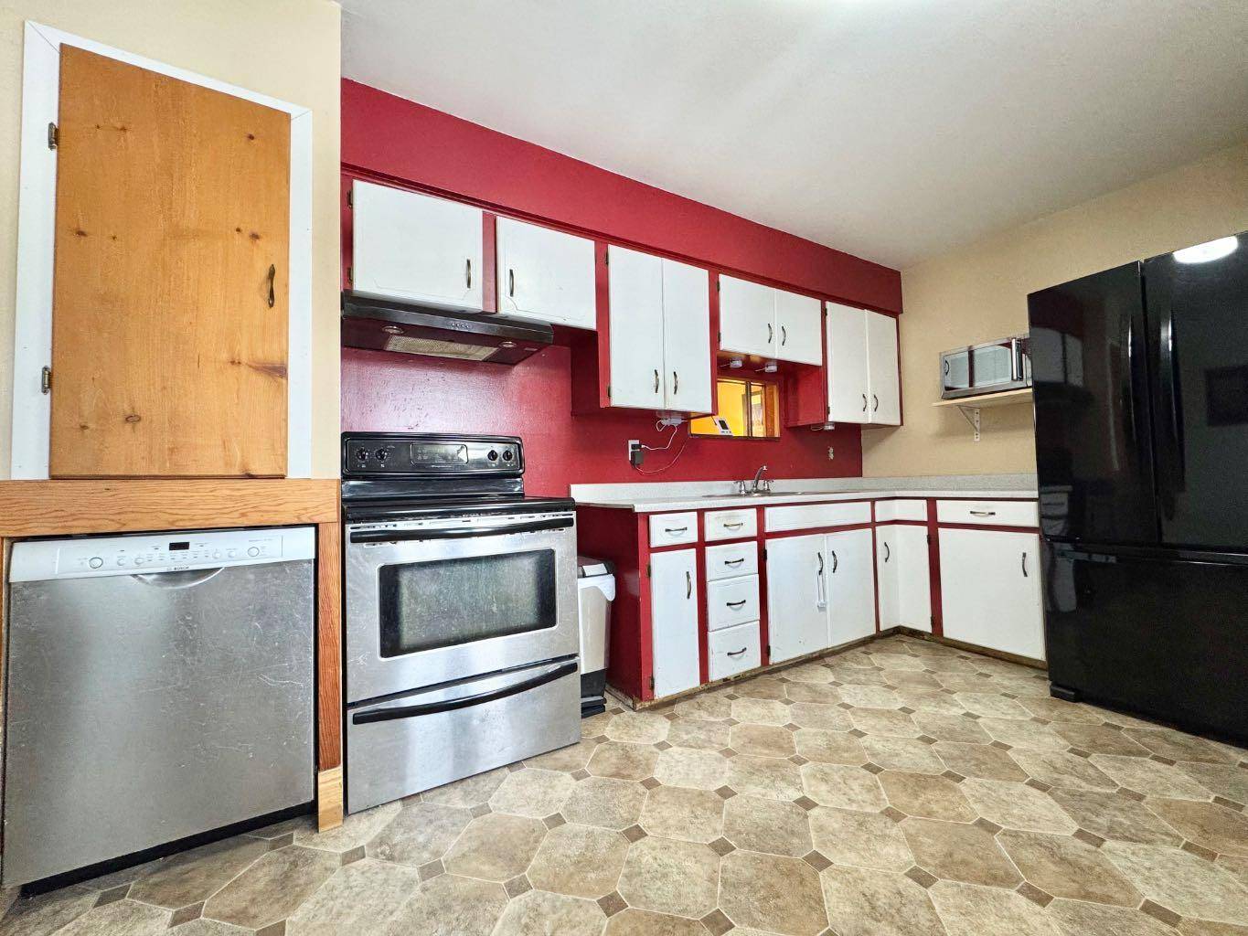 Fox Creek, AB T0H 1P0,611 4 AVE