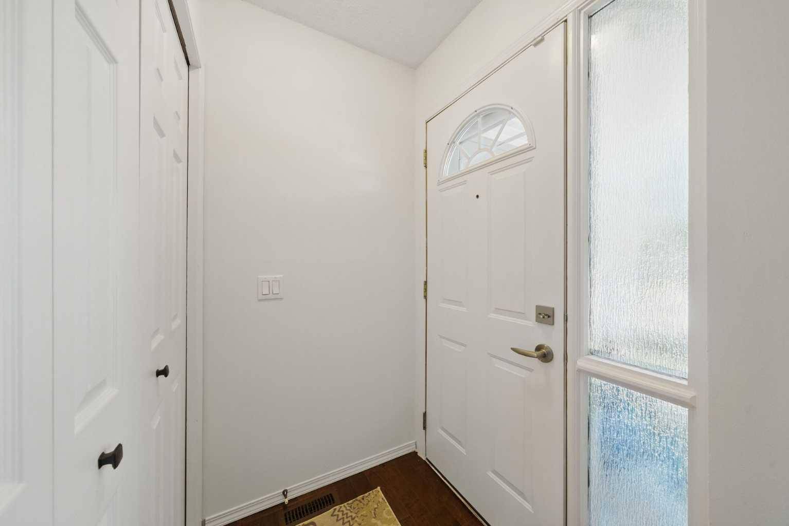 Calgary, AB T2A 7B7,818 Madeira DR Northeast