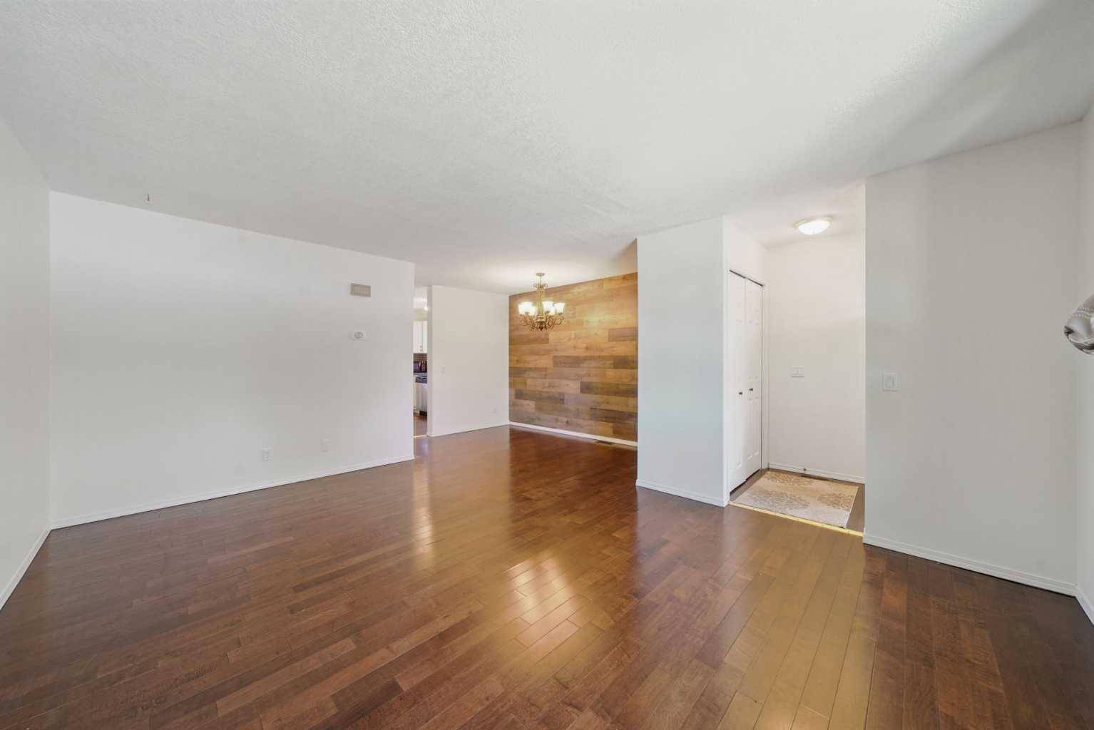 Calgary, AB T2A 7B7,818 Madeira DR Northeast