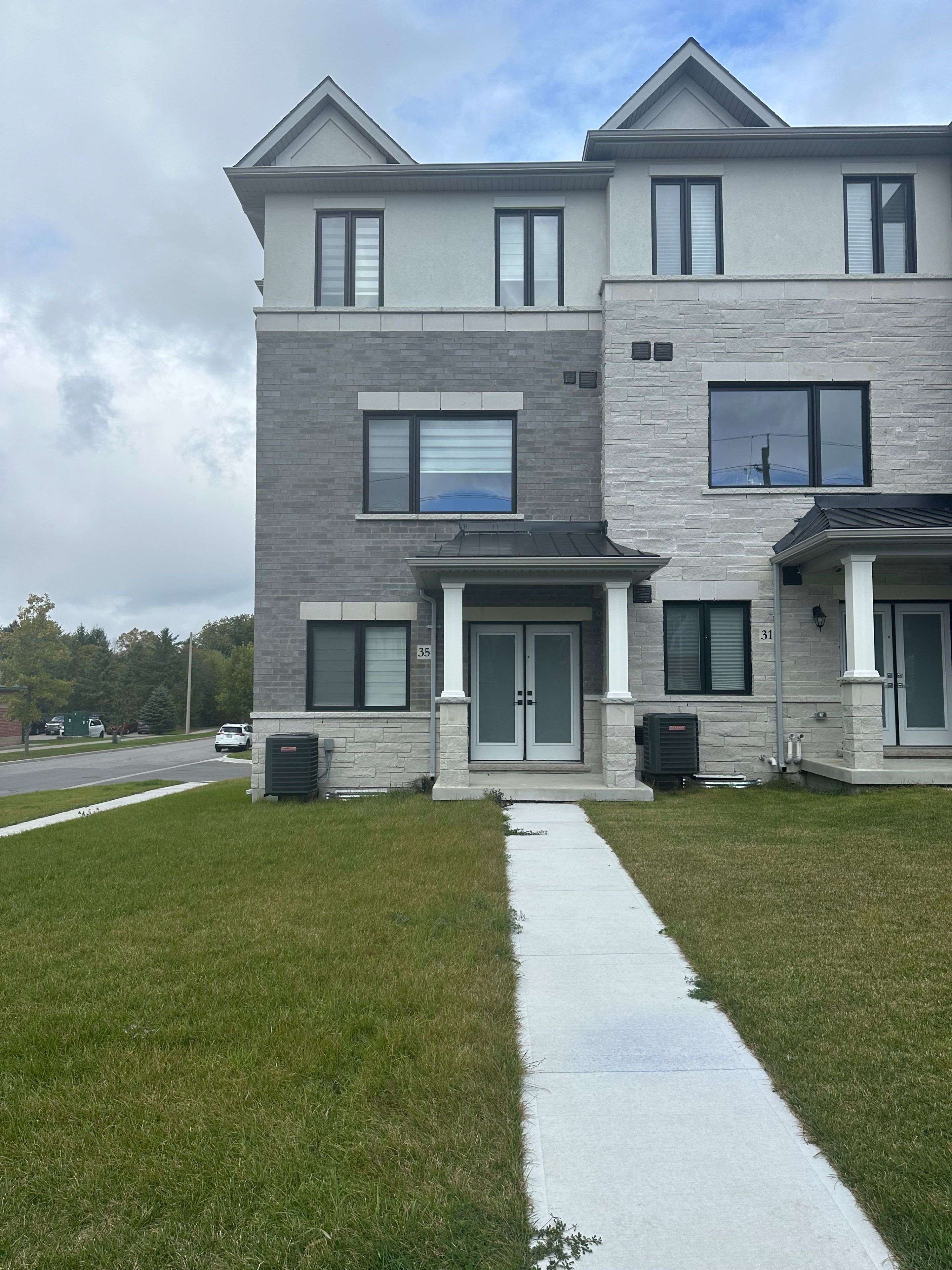 Clarington, ON L1E 2Y4,35 Gerry Henry LN