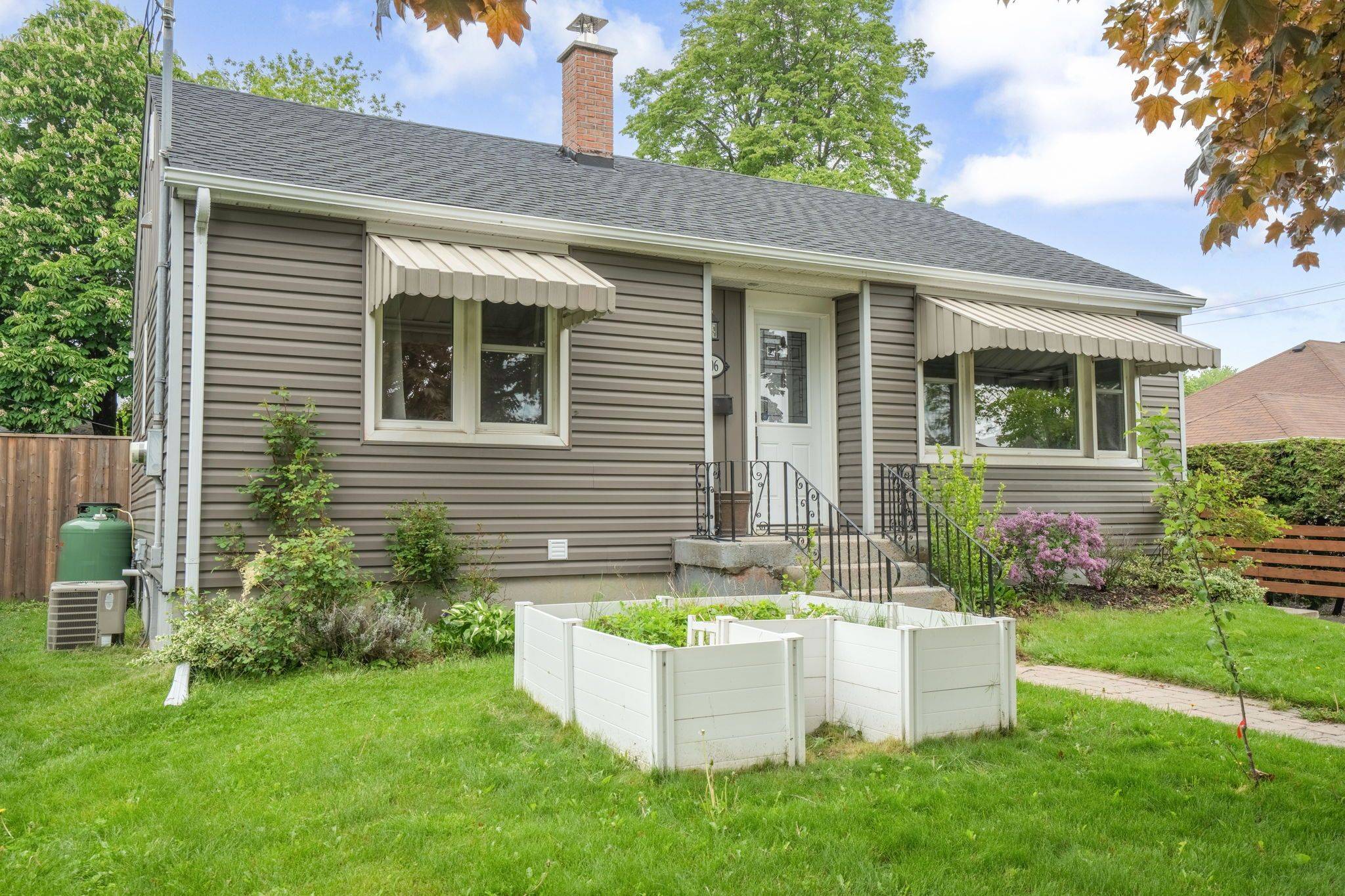 Oshawa, ON L1H 1Z7,406 Gliddon AVE