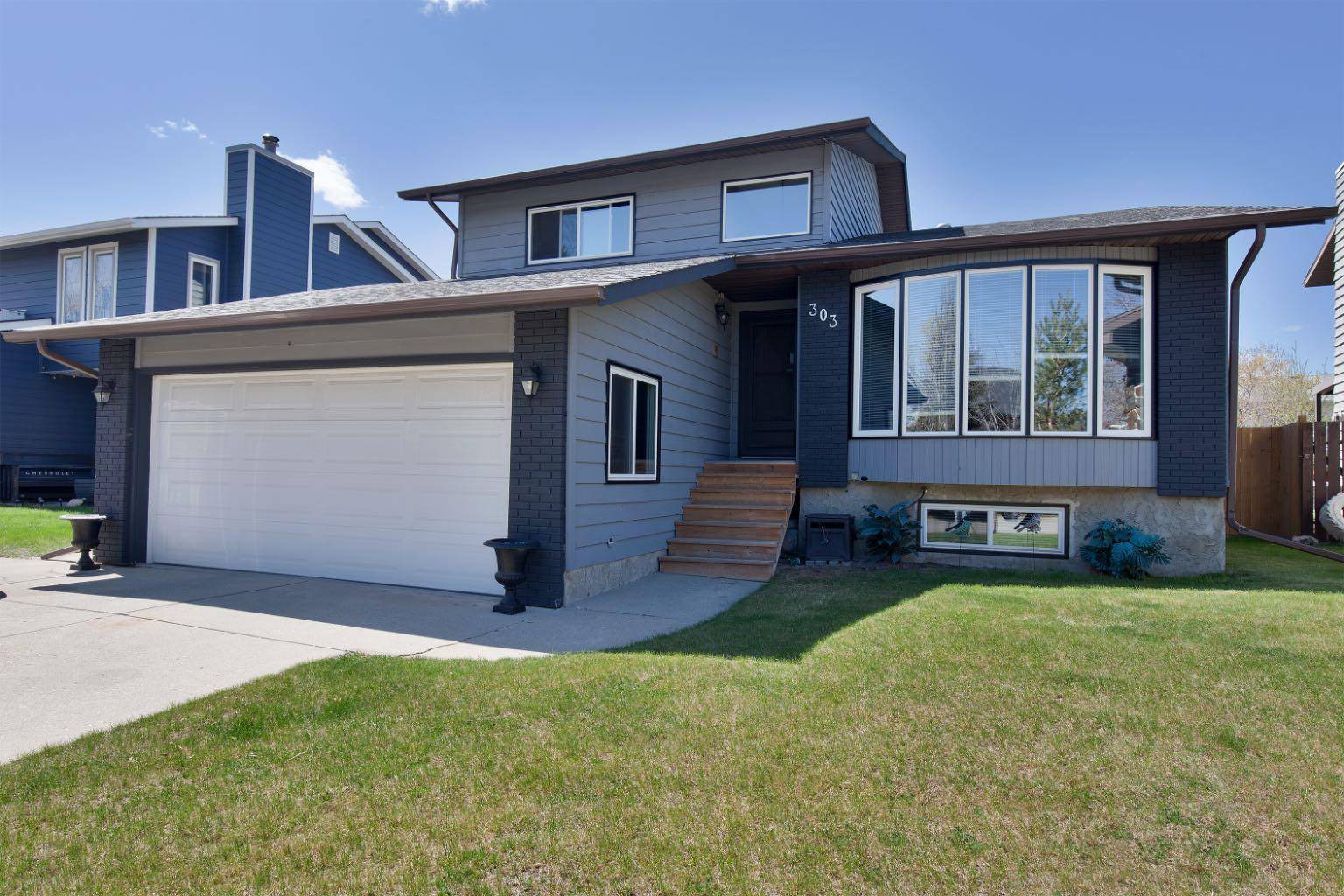 Okotoks, AB T1S 1L9,303 Woodside PL