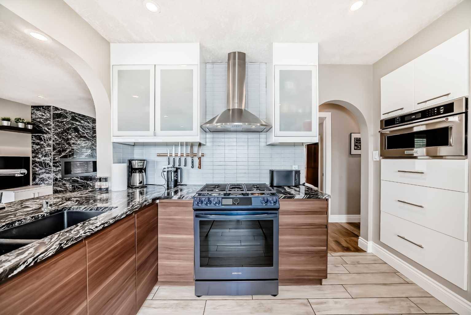 Calgary, AB T2N 1E8,2415 9 AVE NW