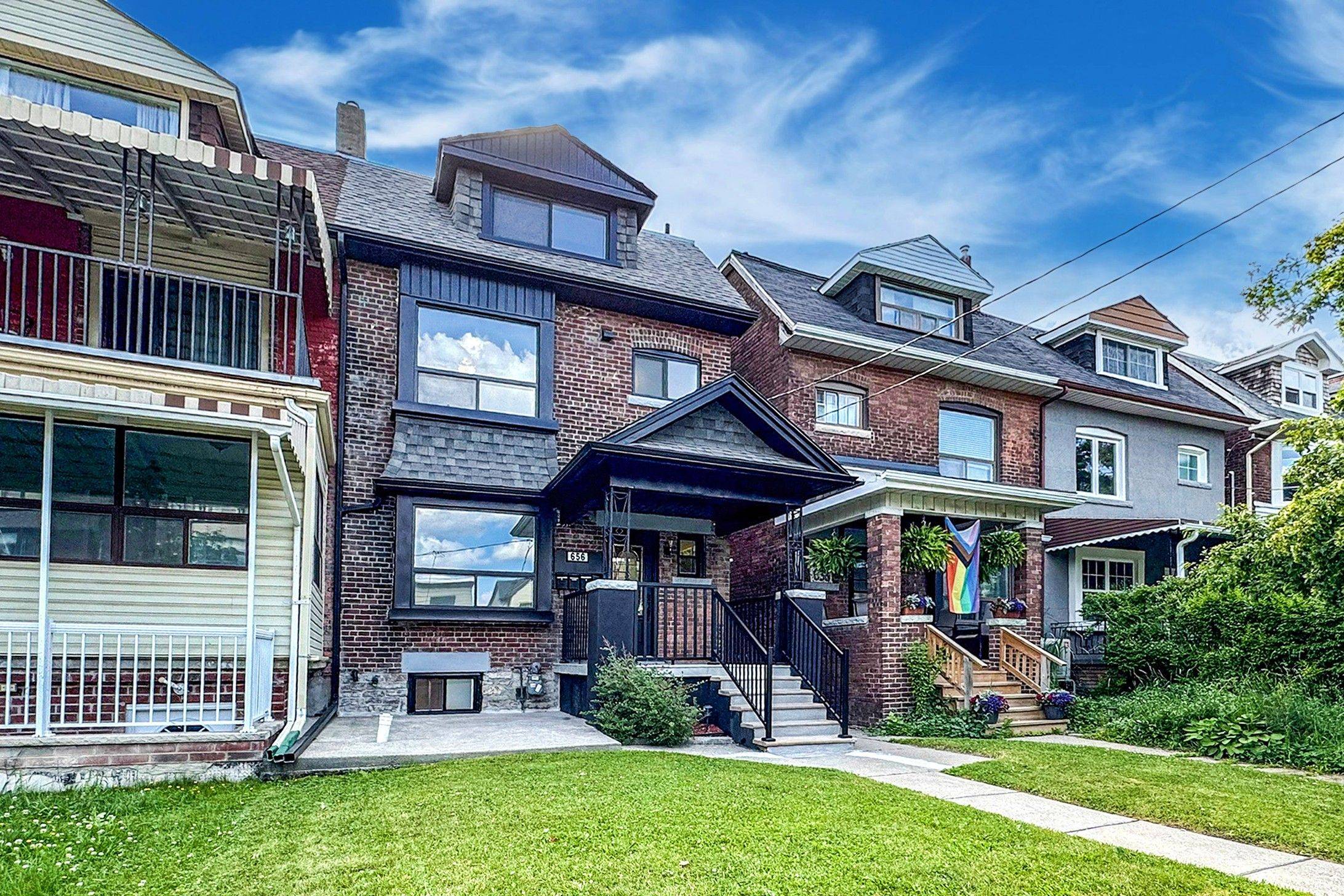 Toronto C01, ON M6G 3K2,656 Crawford ST