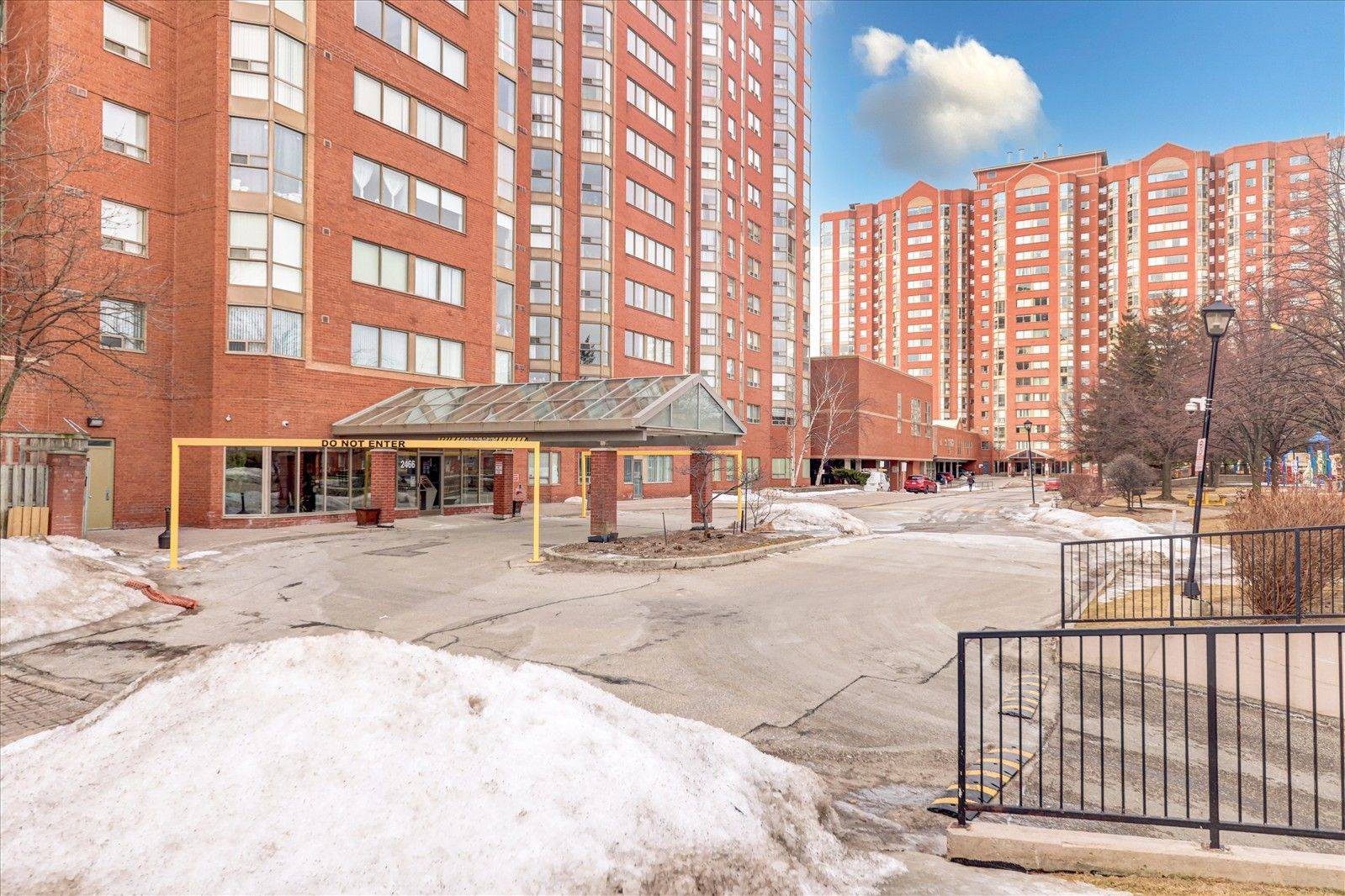 Toronto E08, ON M1K 5J8,2466 Eglinton AVE E #1610