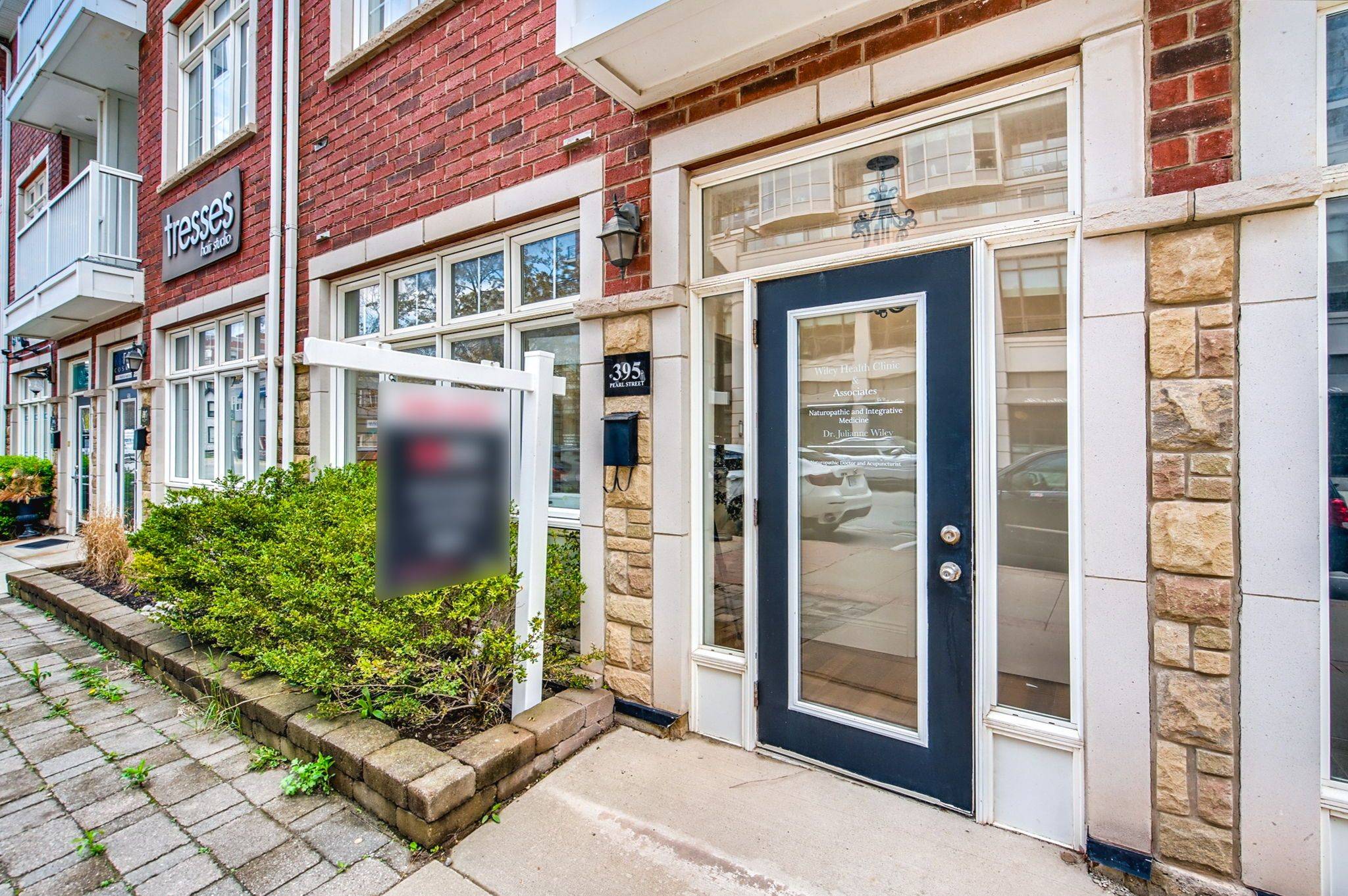 Burlington, ON L7R 2M8,395 Pearl ST