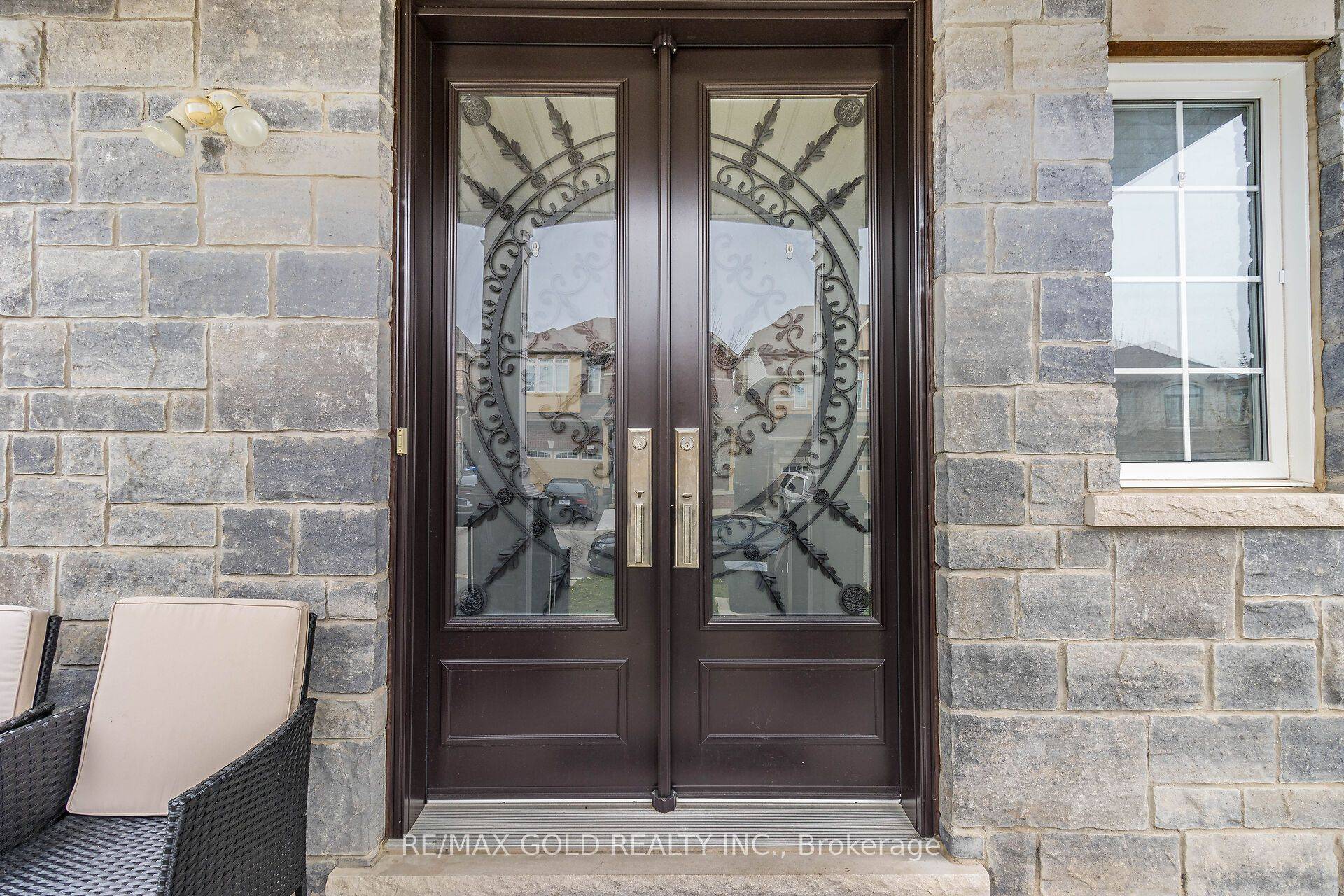 Brampton, ON L6Y 5V1,4 Mistletoe PL