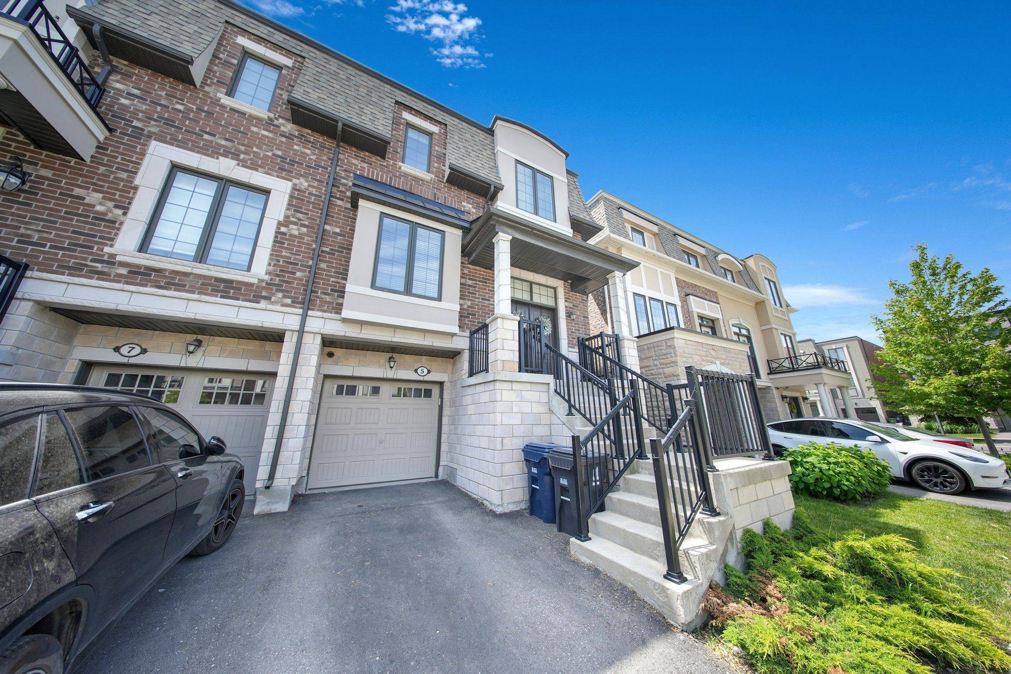 Toronto W06, ON L5R 2A9,5 Vaudeville DR