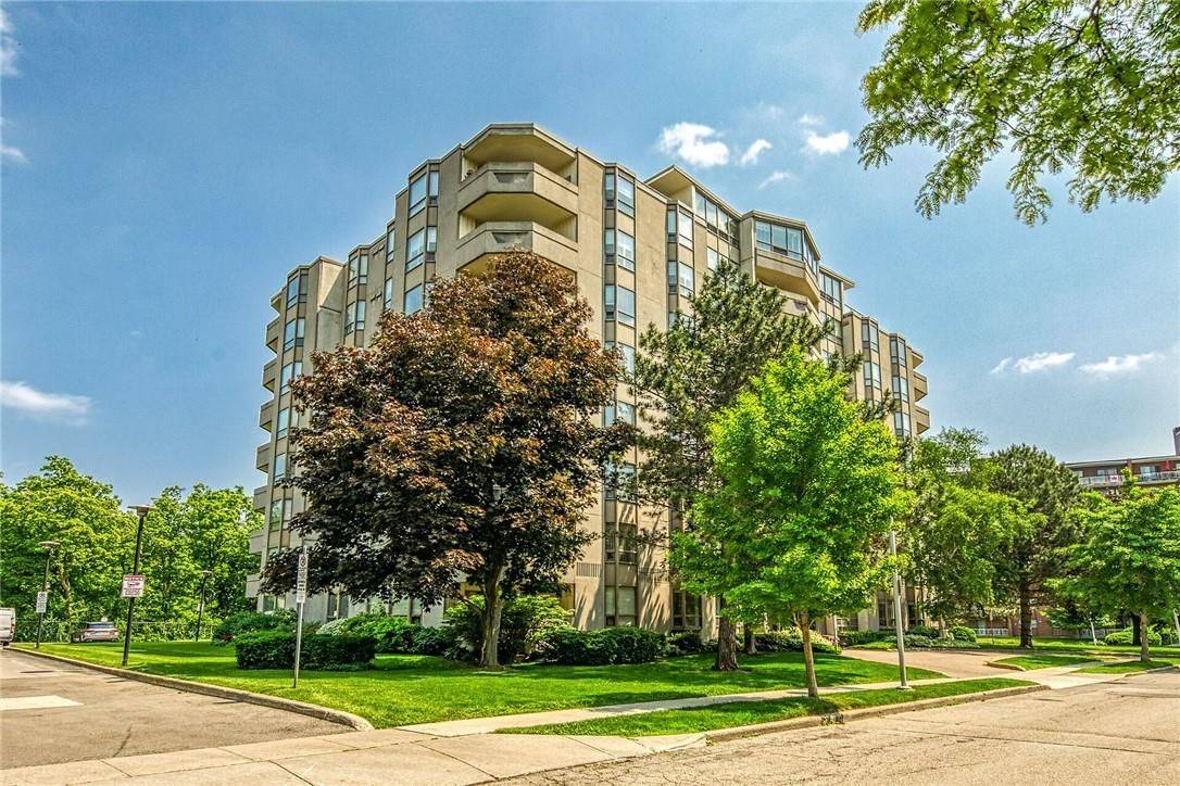 Hamilton, ON L8G 5B8,8 Village Green N/A #112